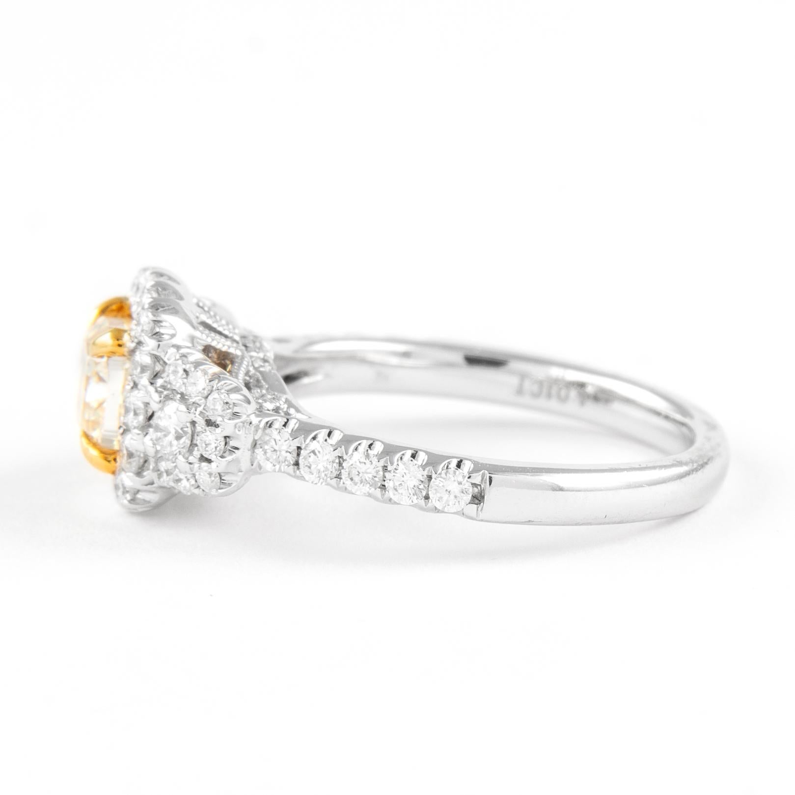 Taille coussin Alexander, bague halo à trois pierres en or bicolore 18 carats avec diamant jaune fantaisie VS1 de 1,74 carat en vente
