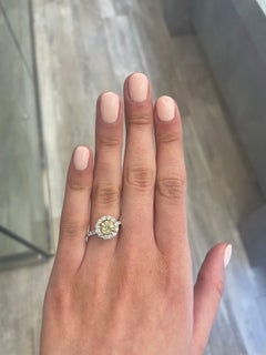 Alexander Beverly Hills Anillo de 18 quilates con halo y diamantes en cojín amarillo fantasía de 1,76 quilates