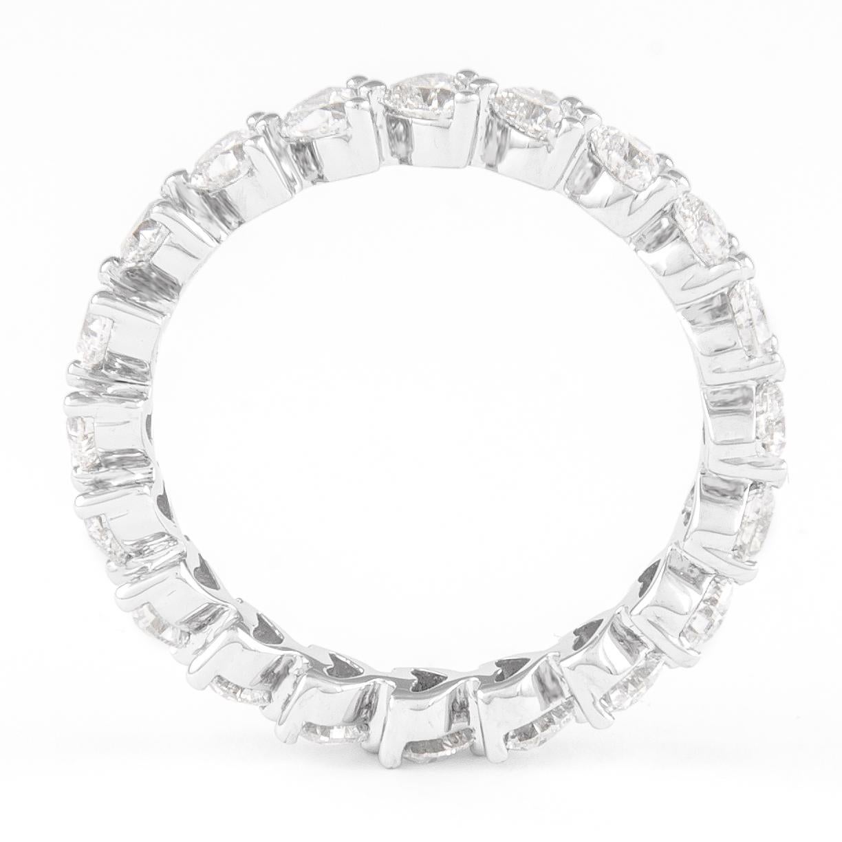 Taille cœur Alexander, anneau d'éternité en or blanc 18 carats avec diamants en forme de cœur de 1,85 carat D-F VVS2/VS1 en vente