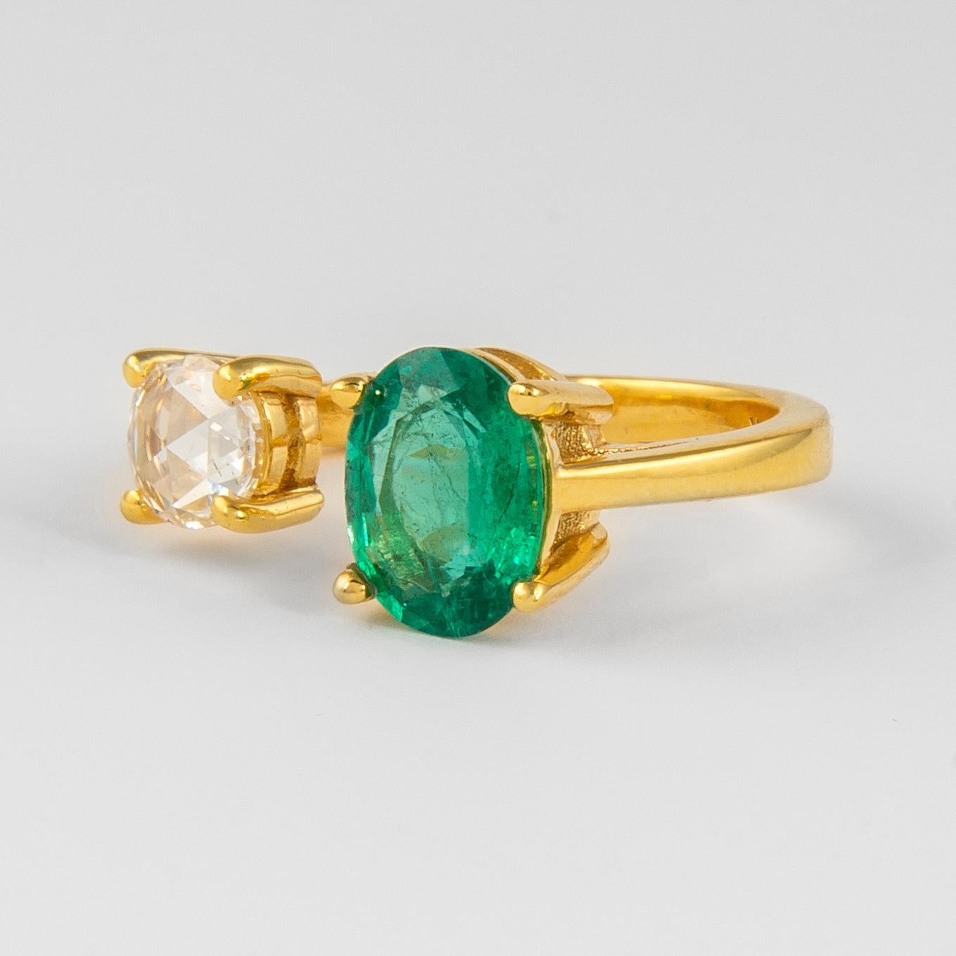 Modern Alexander 1.87 Carat Toi Et Moi Emerald & Rose Cut Diamond Ring 18k Yellow Gold For Sale