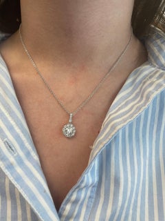 Collar Colgante Alexander de Oro Blanco de 18k con Diamante Redondo de 1,88 ct y Halo