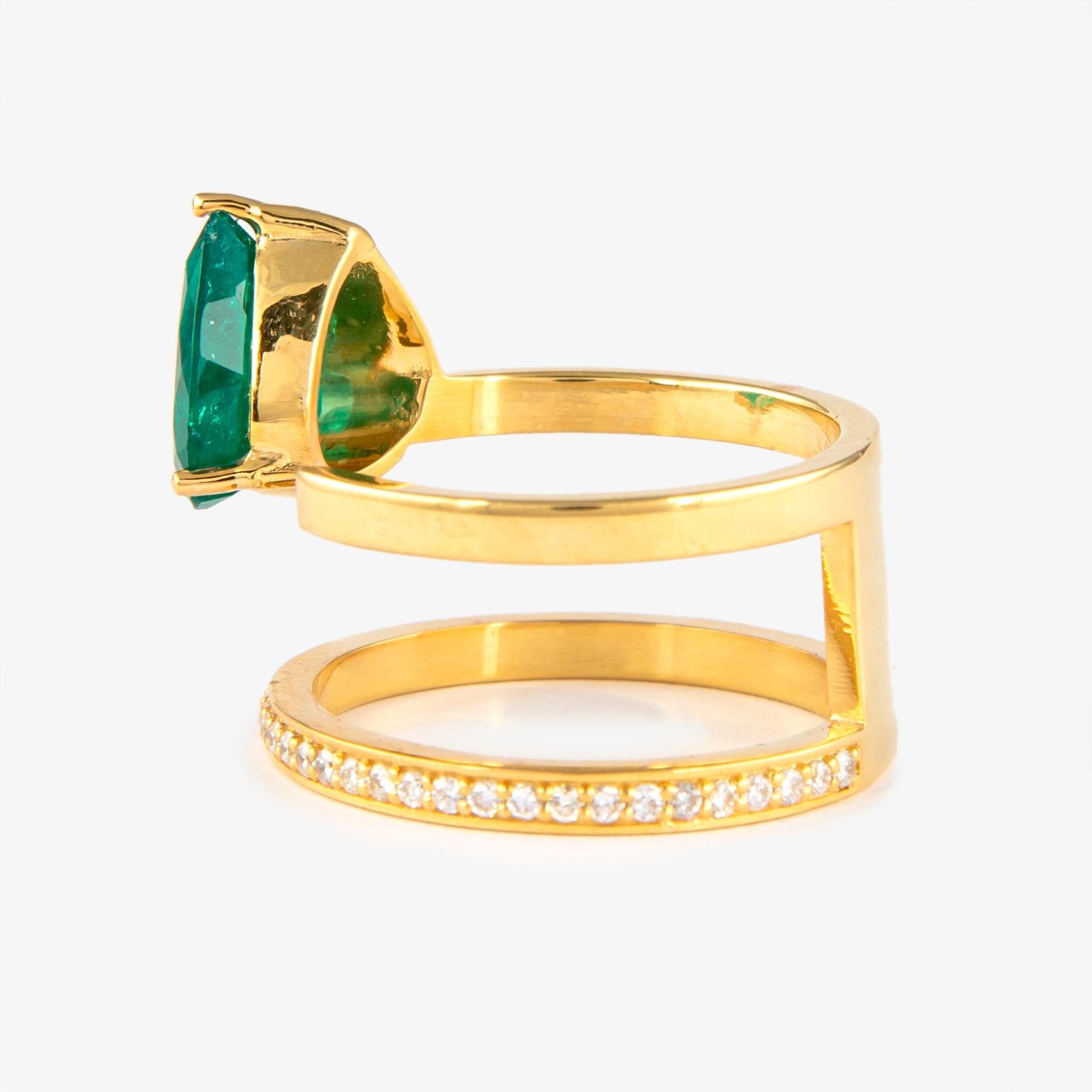 Alexander 2,01 Karat schwebender Smaragd-Diamant-Ring aus 18 Karat Gelbgold (Tropfenschliff) im Angebot