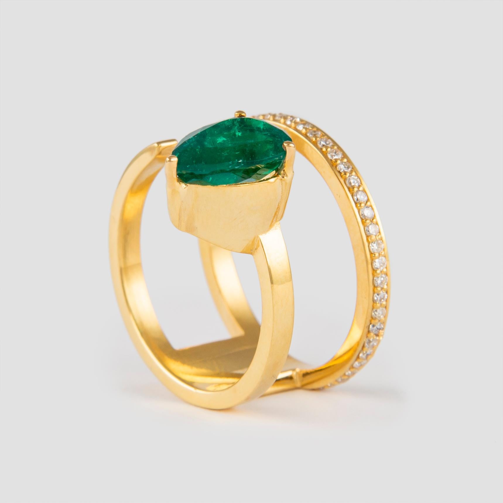 Alexander 2,01 Karat schwebender Smaragd-Diamant-Ring aus 18 Karat Gelbgold im Angebot 1