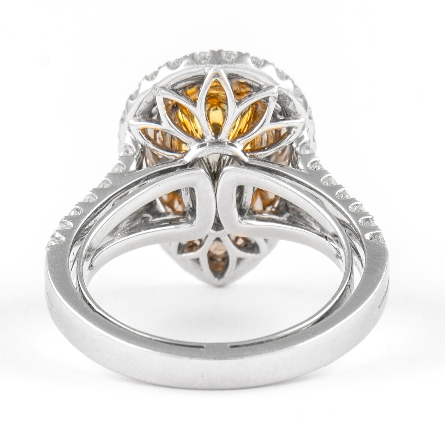 Alexander Bague bicolore en or 18 carats avec diamant jaune poire fantaisie de 2,04 carats et double halo Neuf - En vente à BEVERLY HILLS, CA
