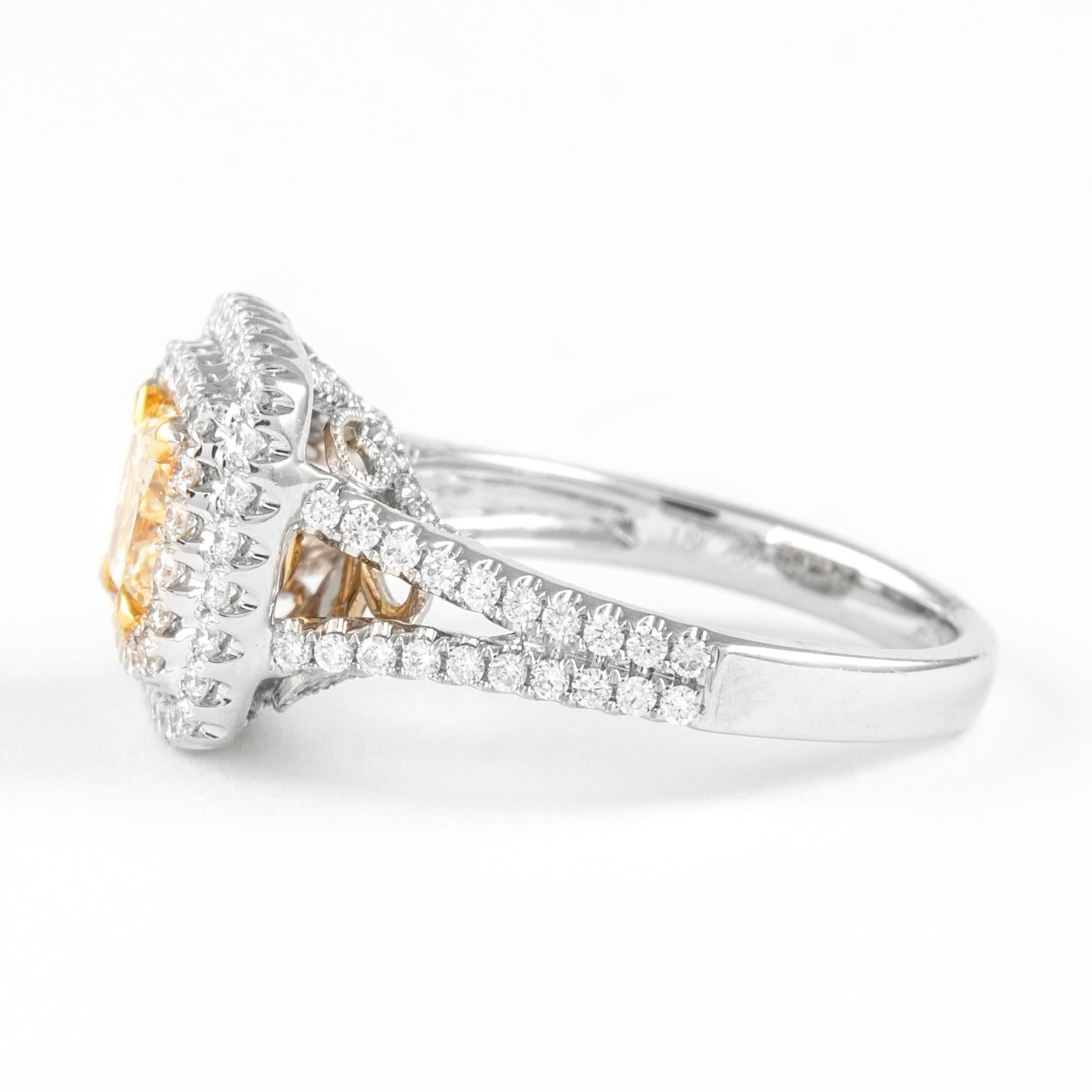 Taille coussin Alexander Bague bicolore 18 carats avec diamant jaune fantaisie 2,05 carats VS1 et double halo de diamants en vente
