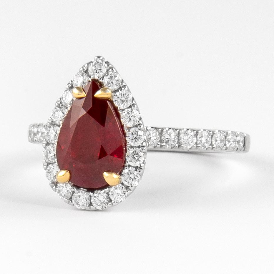 Taille poire Alexander GIA Bague en or 18 carats avec rubis birman de 2,08 carats et halo de diamants en vente