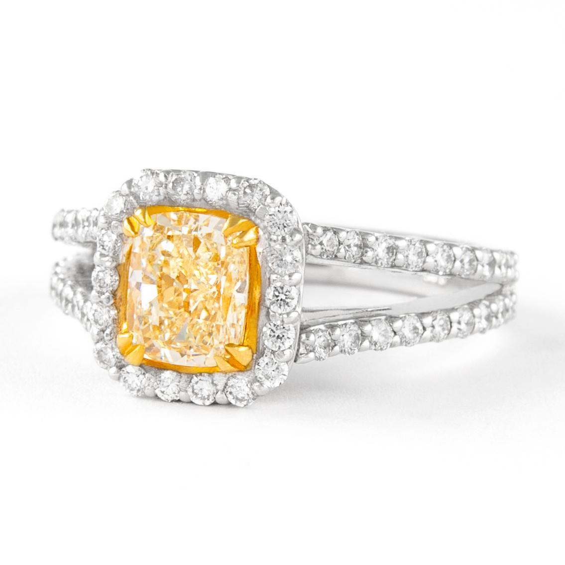 Alexander 2,08 Karat Ausgefallener gelber Diamant im Kissenschliff mit Halo-Ring 18k Zweifarbiger Diamantring (Zeitgenössisch) im Angebot