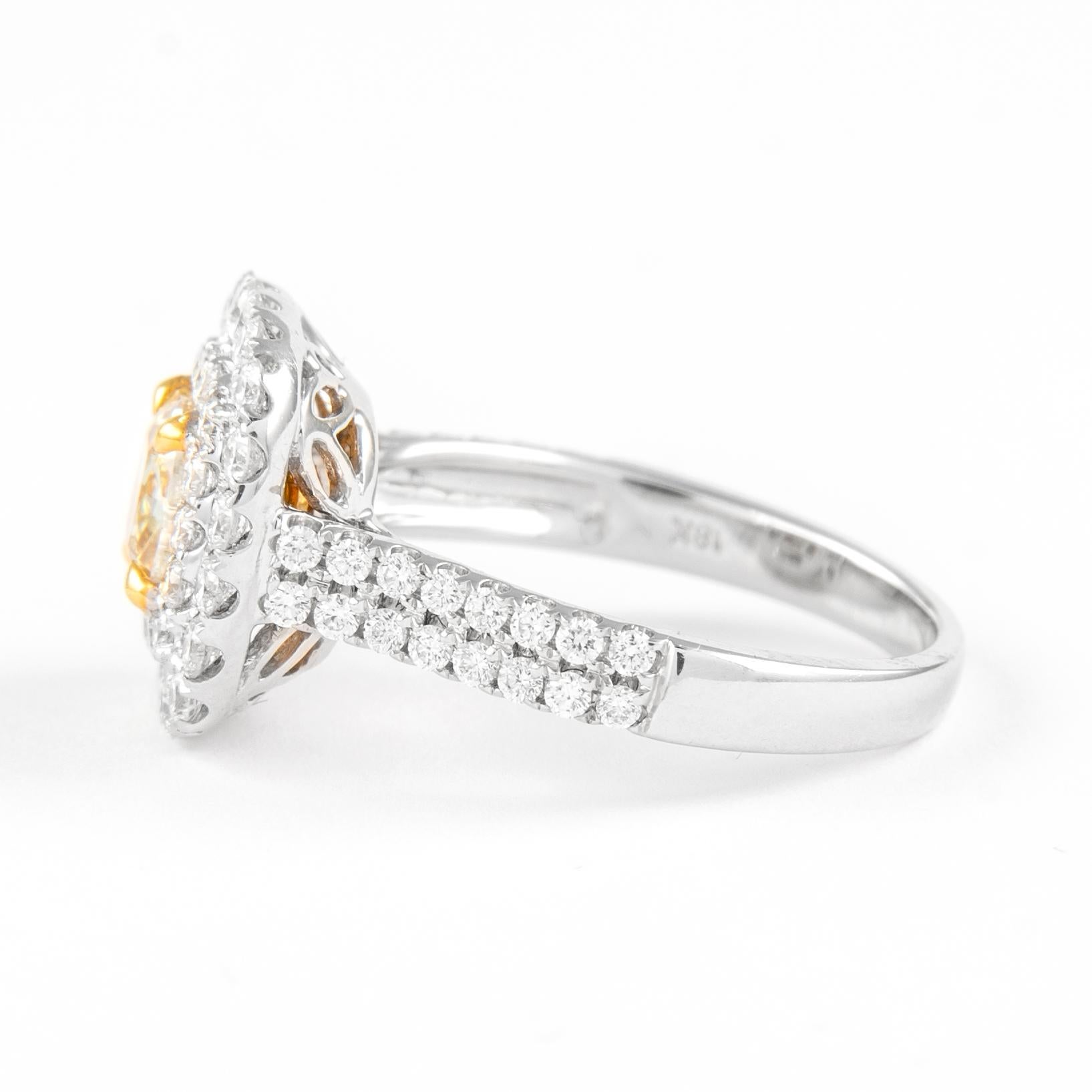 Taille coussin Alexander Bague bicolore 18 carats avec diamant jaune fantaisie 2,08 carats VS1 et double halo de diamants en vente