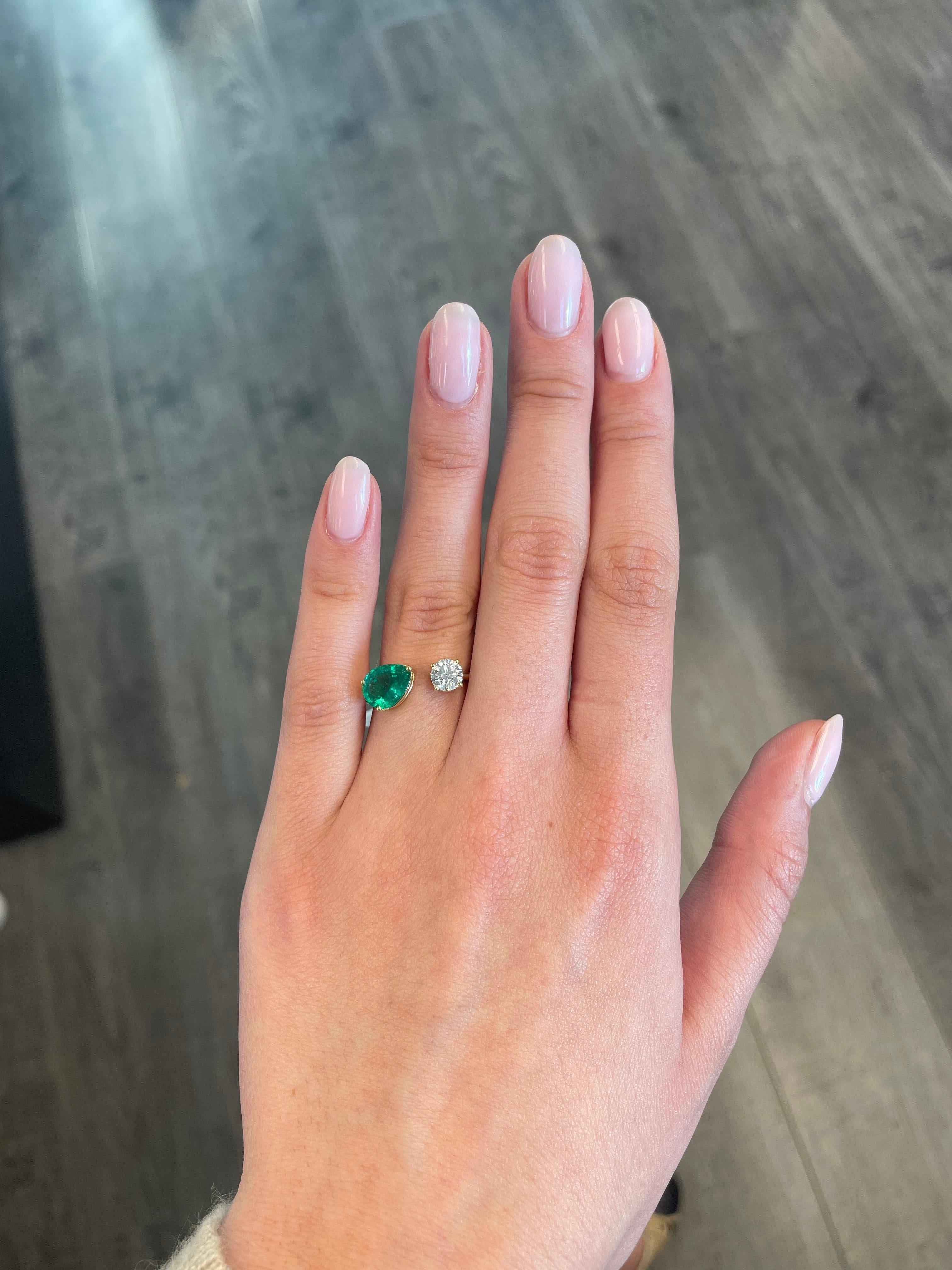 Stunning modern floating emerald and diamond toi et moi ring. By Alexander Beverly Hills.
1.58 carat pear shape emerald. 0.51 carat round brilliant diamond, approximately G/H color, and SI clarity. 18-karat yellow gold, 3.37 grams, current ring size