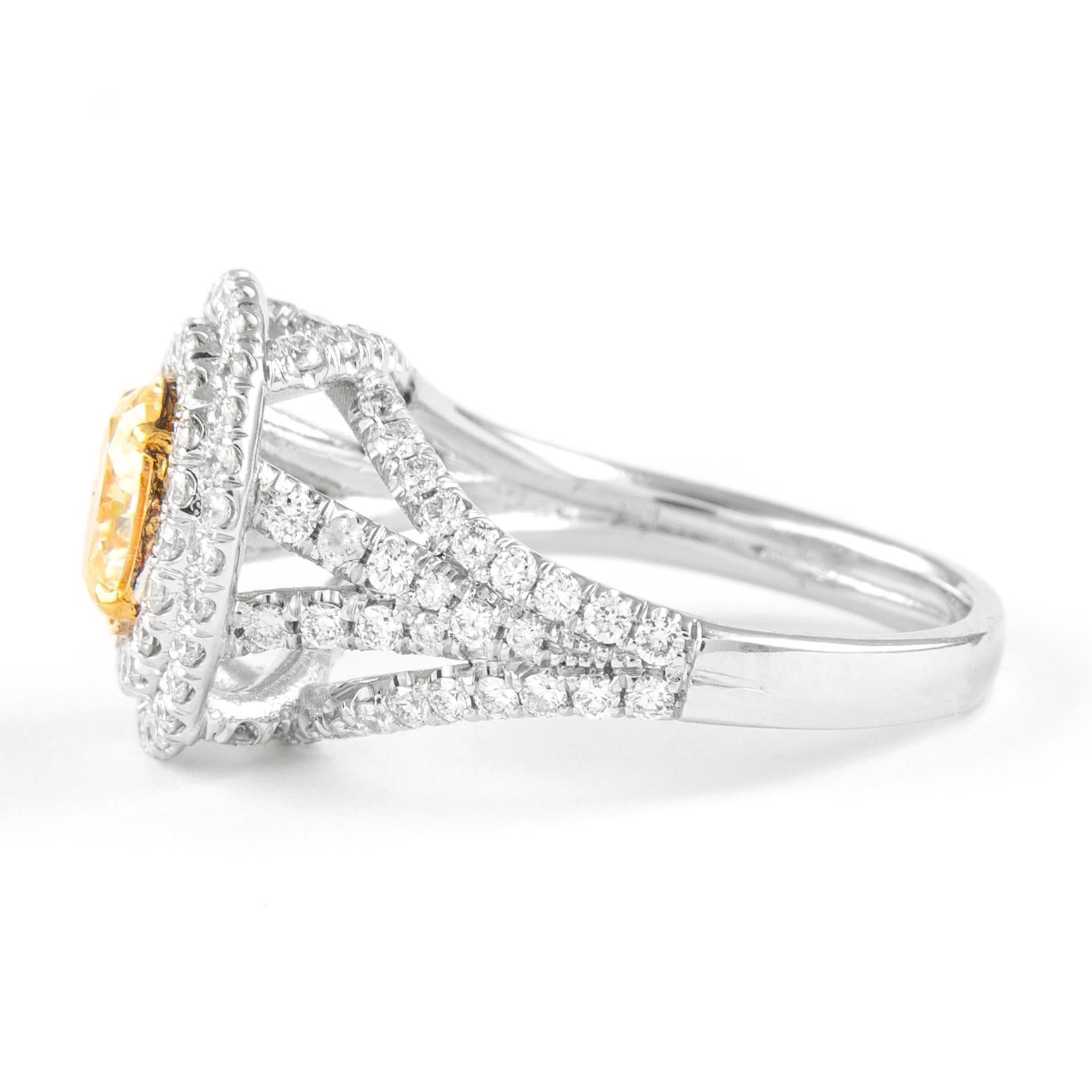 Taille ovale Alexander, bague en or 18 carats avec double halo de diamants ovales jaunes intenses de 2,10 carats VS2 en vente