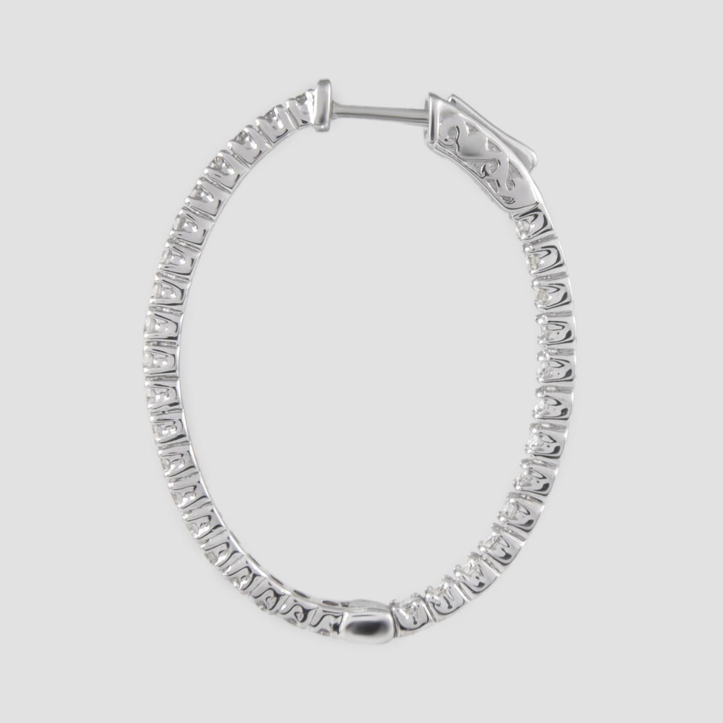 Moderne Alexander Boucles d'oreilles en or blanc avec diamants ronds de forme ovale de 2,17 carats en vente