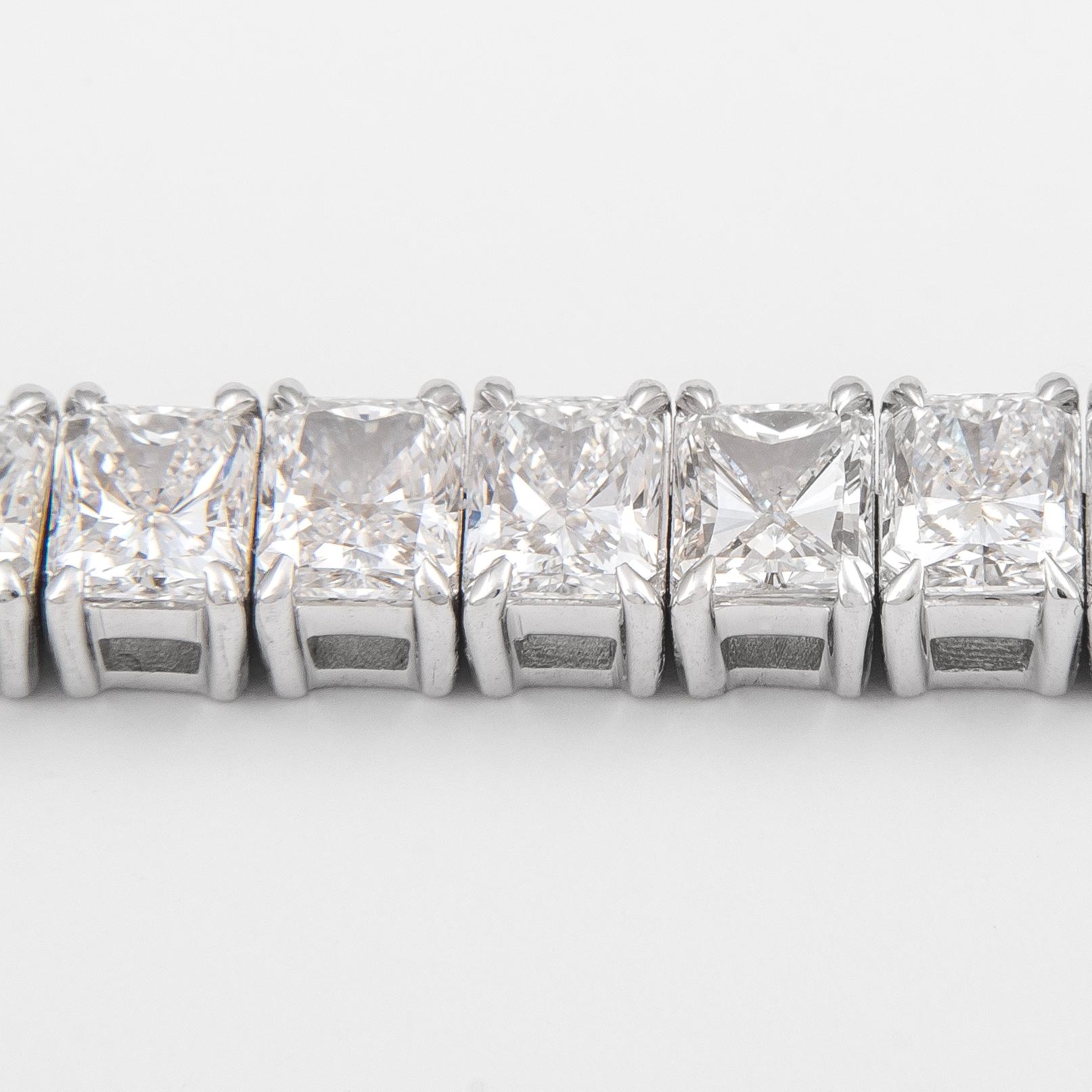 Moderne Alexander Bracelet tennis en or blanc 18 carats avec diamants taille radiant de 21,80 carats en vente