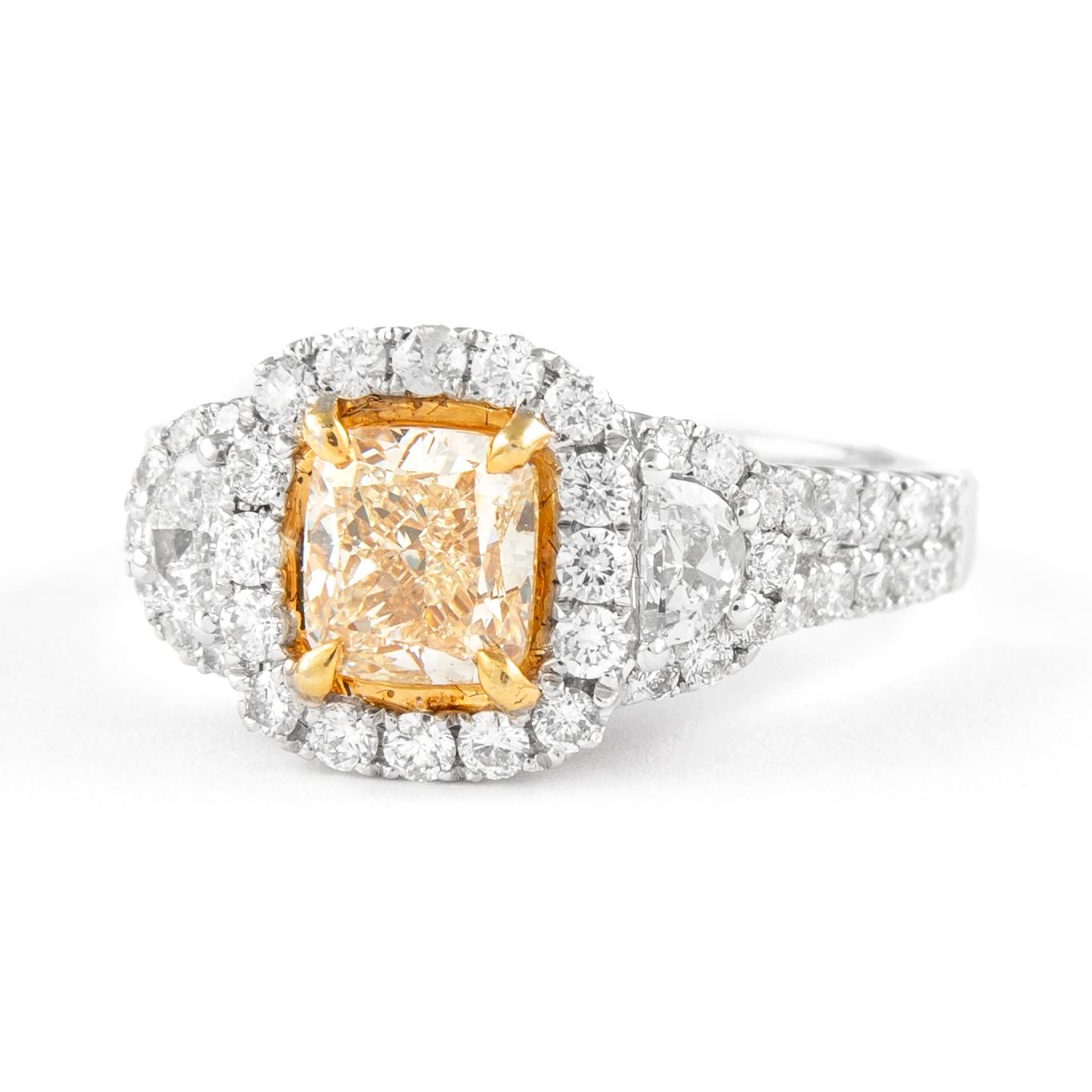 Alexander 2,27ctt Ausgefallener gelber VS1 Diamant Drei-Stein-Halo-Ring 18k Zweifarbiger (Zeitgenössisch) im Angebot