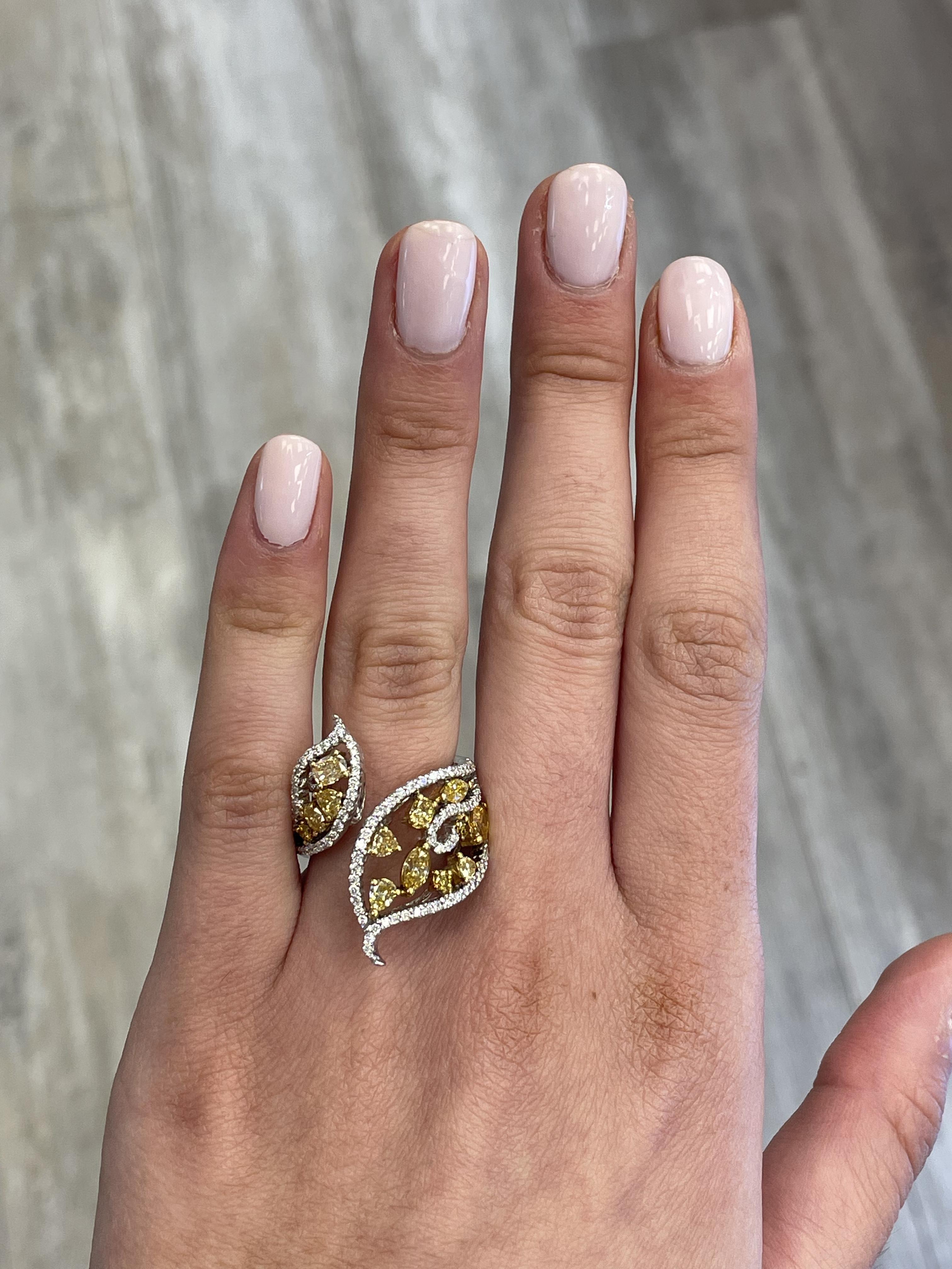 Bague moderne en diamant de couleur jaune et brune, à contournement floral / feuille, par Alexander Beverly Hills.
Poids total des diamants : 2,29 carats.
1,61 carats d'un mélange de diamants de couleur Fancy Yellow. Elle est complétée par 106