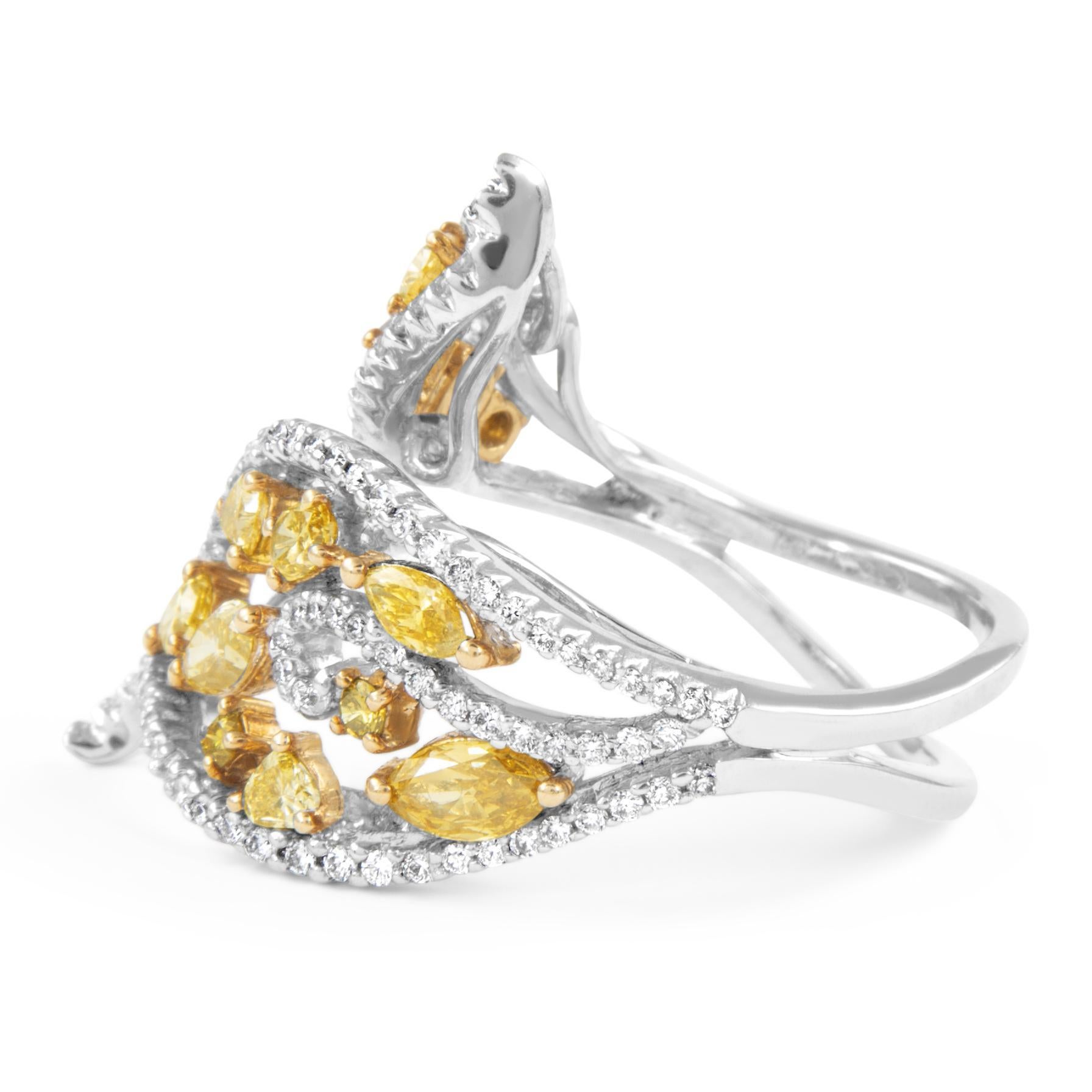 Contemporain Alexander, bague bypass florale en or bicolore 18 carats avec diamant jaune 2,29 carats en vente