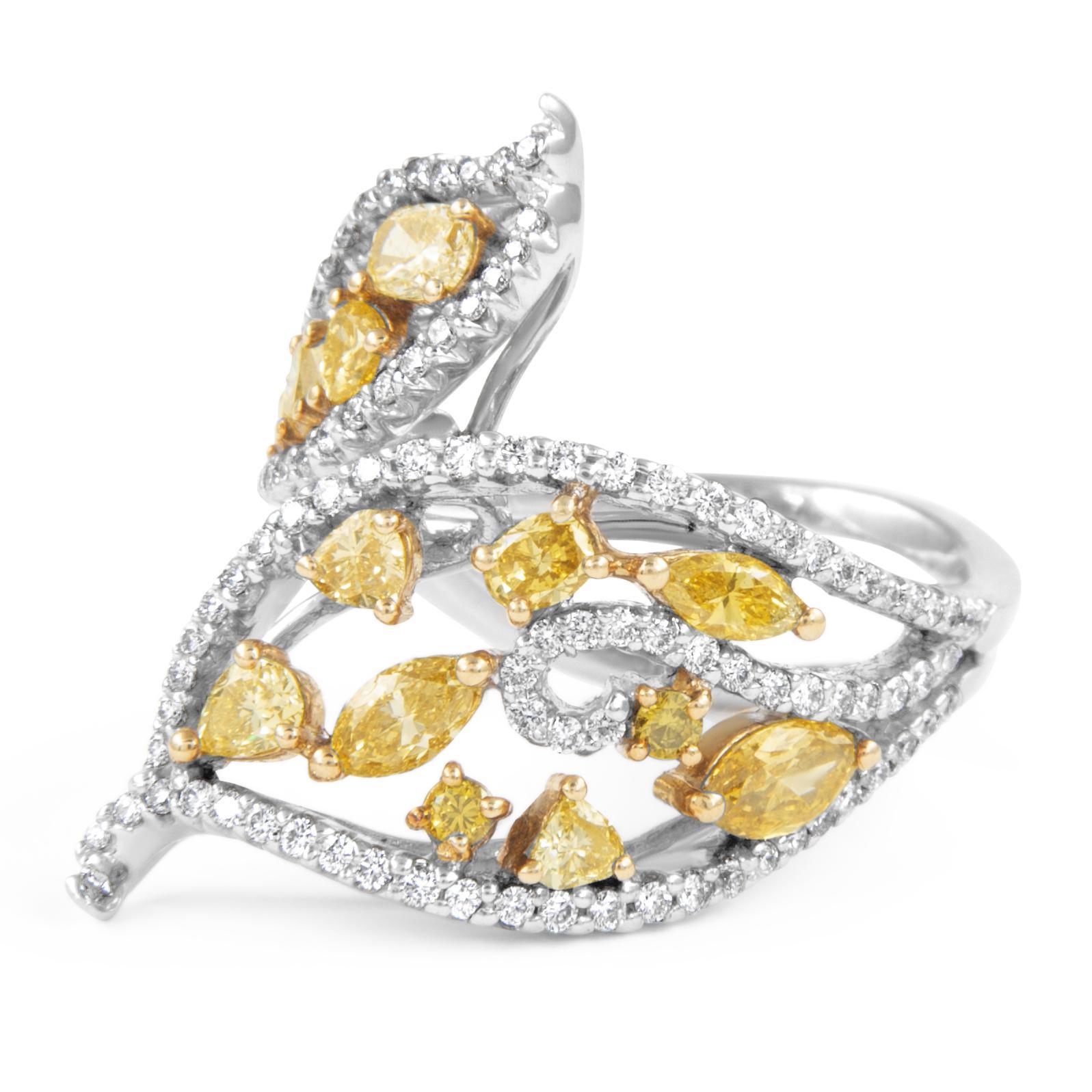 Taille mixte Alexander, bague bypass florale en or bicolore 18 carats avec diamant jaune 2,29 carats en vente