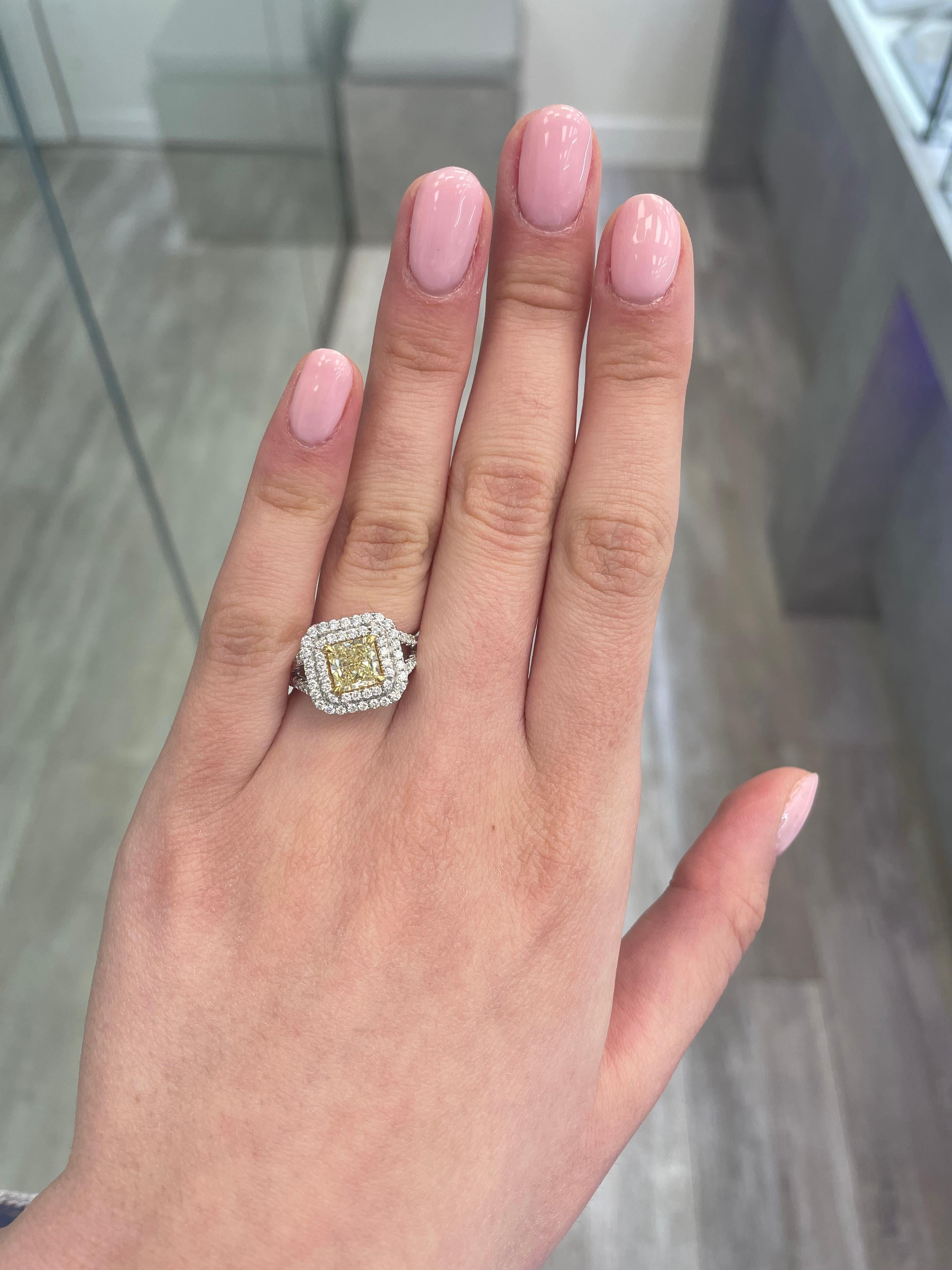Atemberaubende moderne EGL zertifiziert fancy gelben Diamanten Doppel Halo Ring, zweifarbig 18k Gelb- und Weißgold, Split Shank. Von Alexander Beverly Hills
2.33 Karat Gesamtgewicht der Diamanten.
1.53 Karat strahlender Diamant der Farbe Fancy