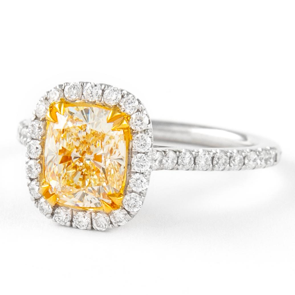Alexander 2,34 Karat Ausgefallener gelber VVS2 Kissendiamant mit Halo-Ring 18k Zweifarbiger Diamant im Kissenschliff (Zeitgenössisch)
