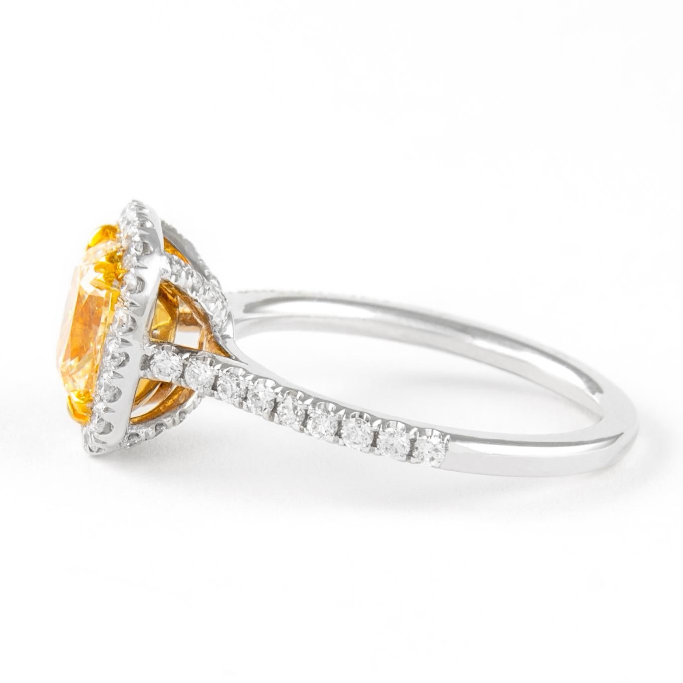 Alexander 2,34 Karat Ausgefallener gelber VVS2 Kissendiamant mit Halo-Ring 18k Zweifarbiger Diamant im Kissenschliff im Zustand „Neu“ in BEVERLY HILLS, CA