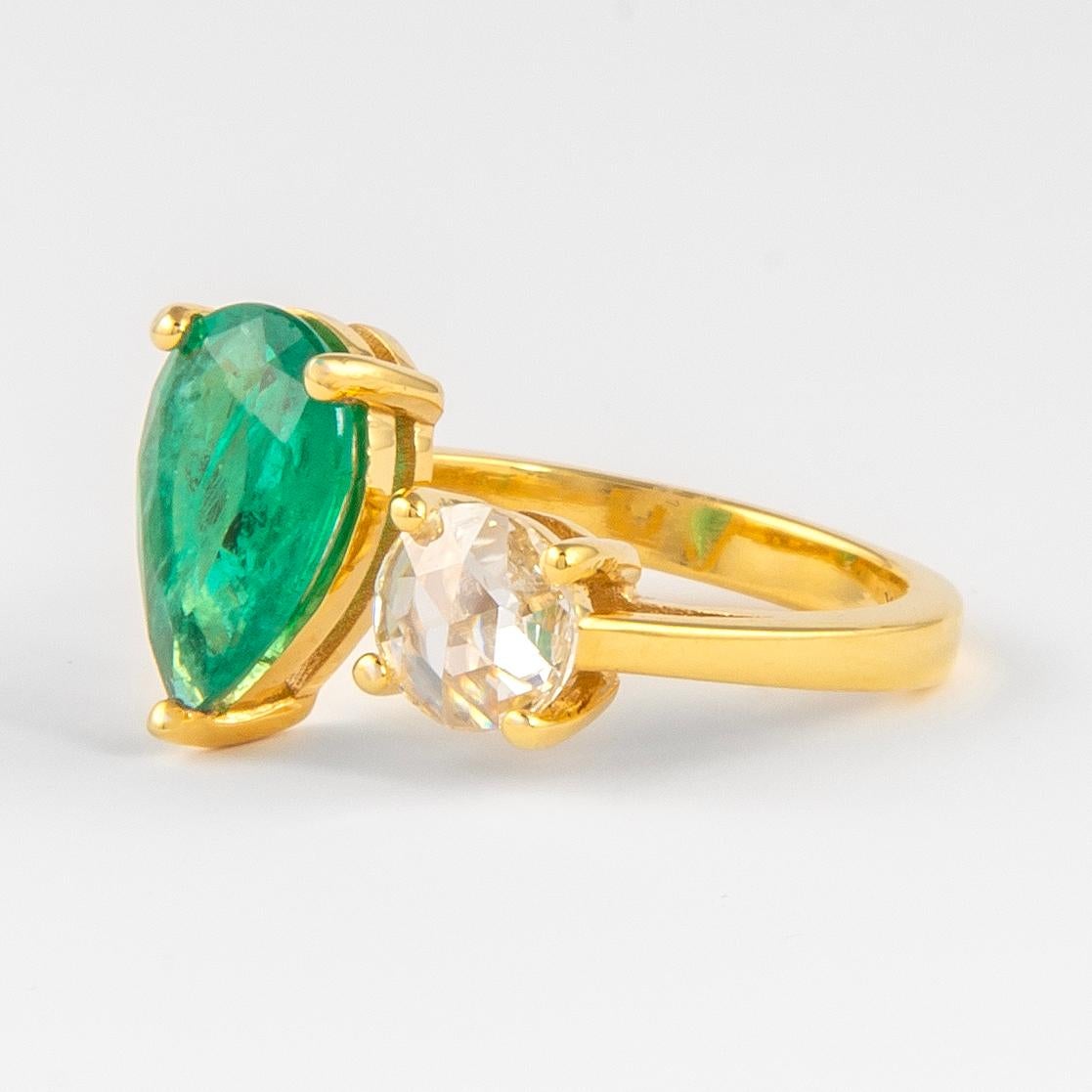 Modern Alexander 2.49 Carat Toi Et Moi Emerald & Rose Cut Diamond Ring 18k Yellow Gold For Sale
