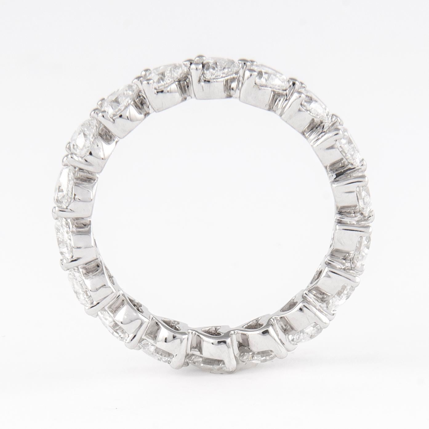 Alexander 2,51 Karat Herz Diamant D/E VVS Eternity-Ring Platin (Herzschliff) im Angebot