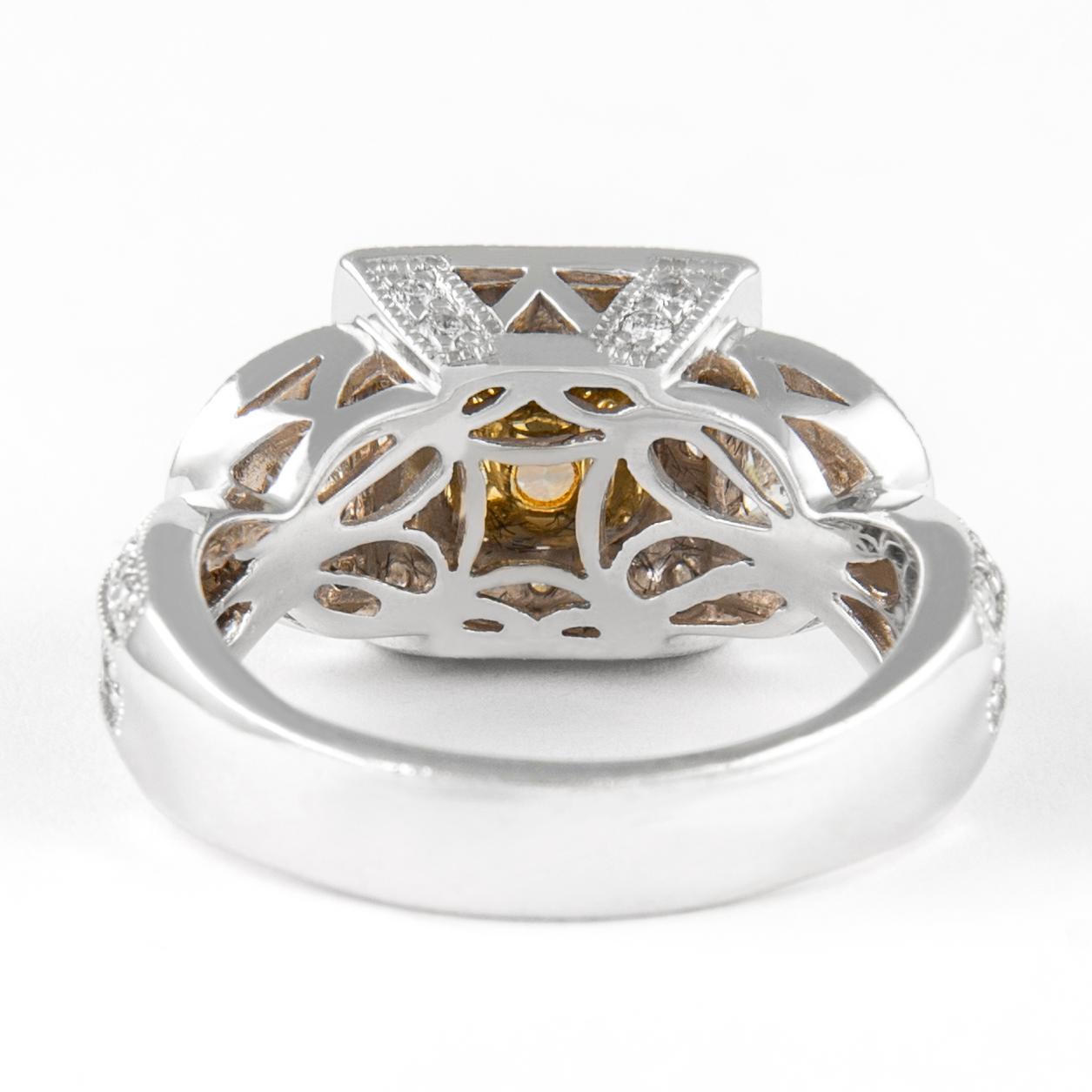Alexander 2,63ctt Fancy Yellow Cushion Diamond Three Stone con anello aureola 18k In condizioni Nuovo a BEVERLY HILLS, CA