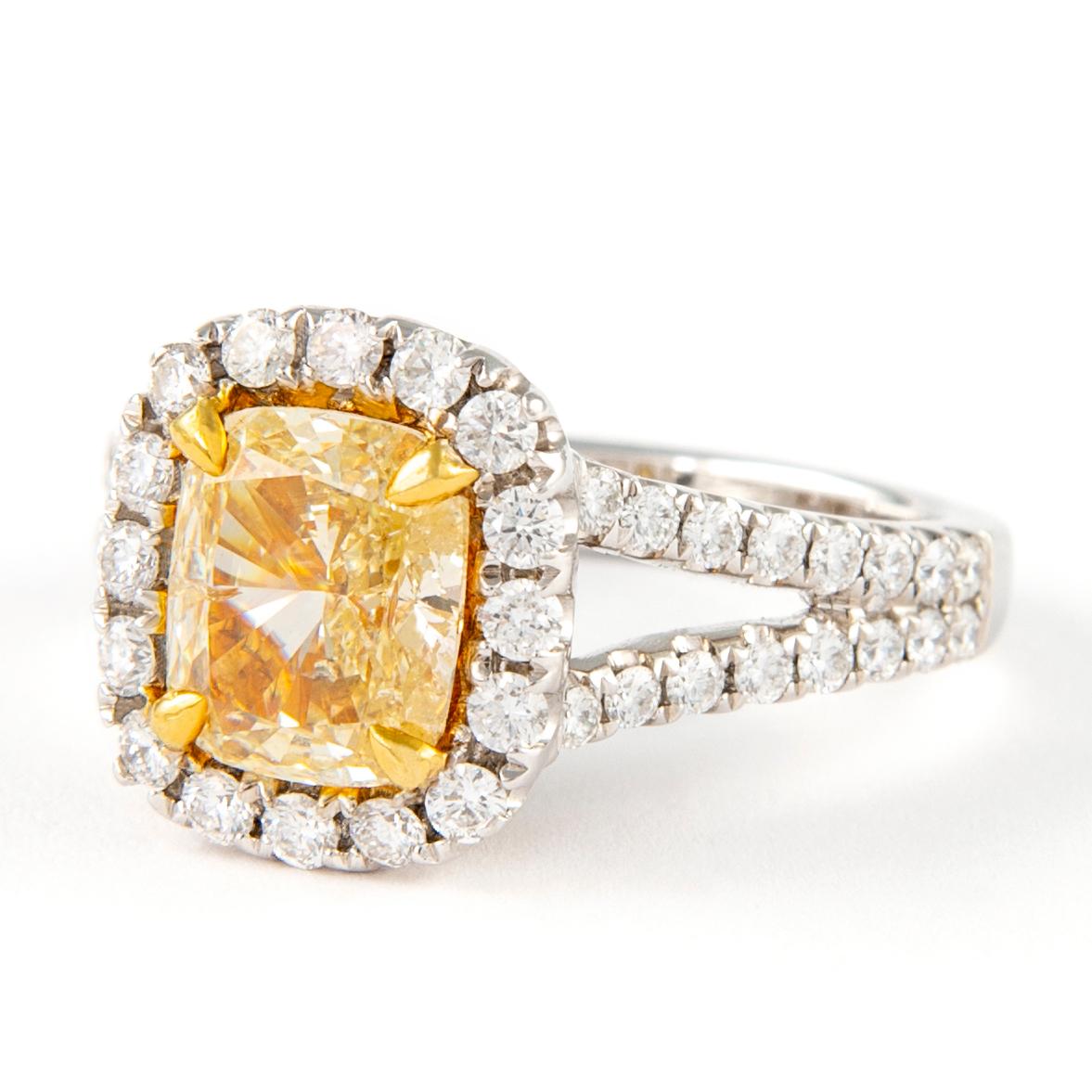 Contemporain Alexander, bague bicolore 18 carats avec diamant jaune coussin fantaisie de 2,75 carats et halo en vente