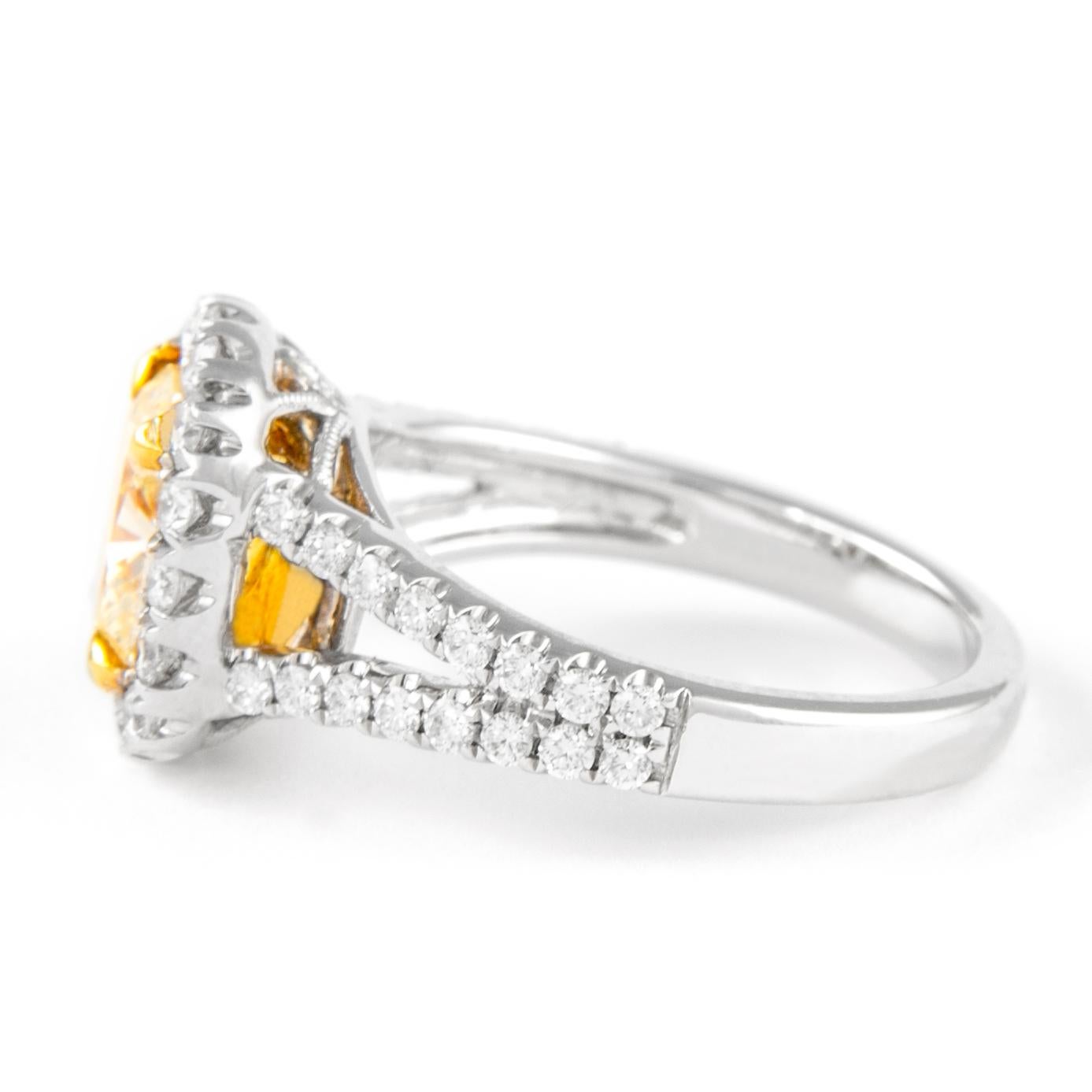 Taille coussin Alexander, bague bicolore 18 carats avec diamant jaune coussin fantaisie de 2,75 carats et halo en vente