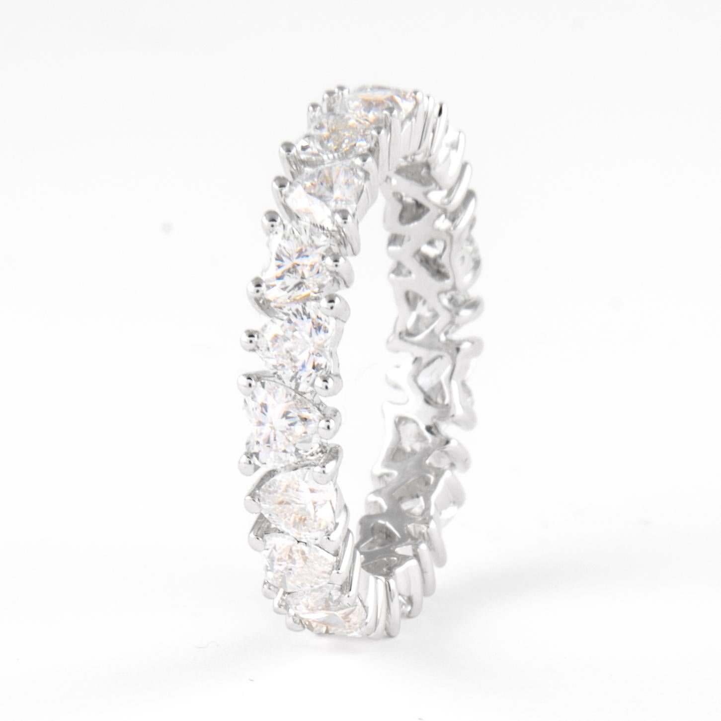 Alexander 2.82 Karat Herz Diamant D-F VVS Eternity-Ring 18k Weißgold (Moderne) im Angebot