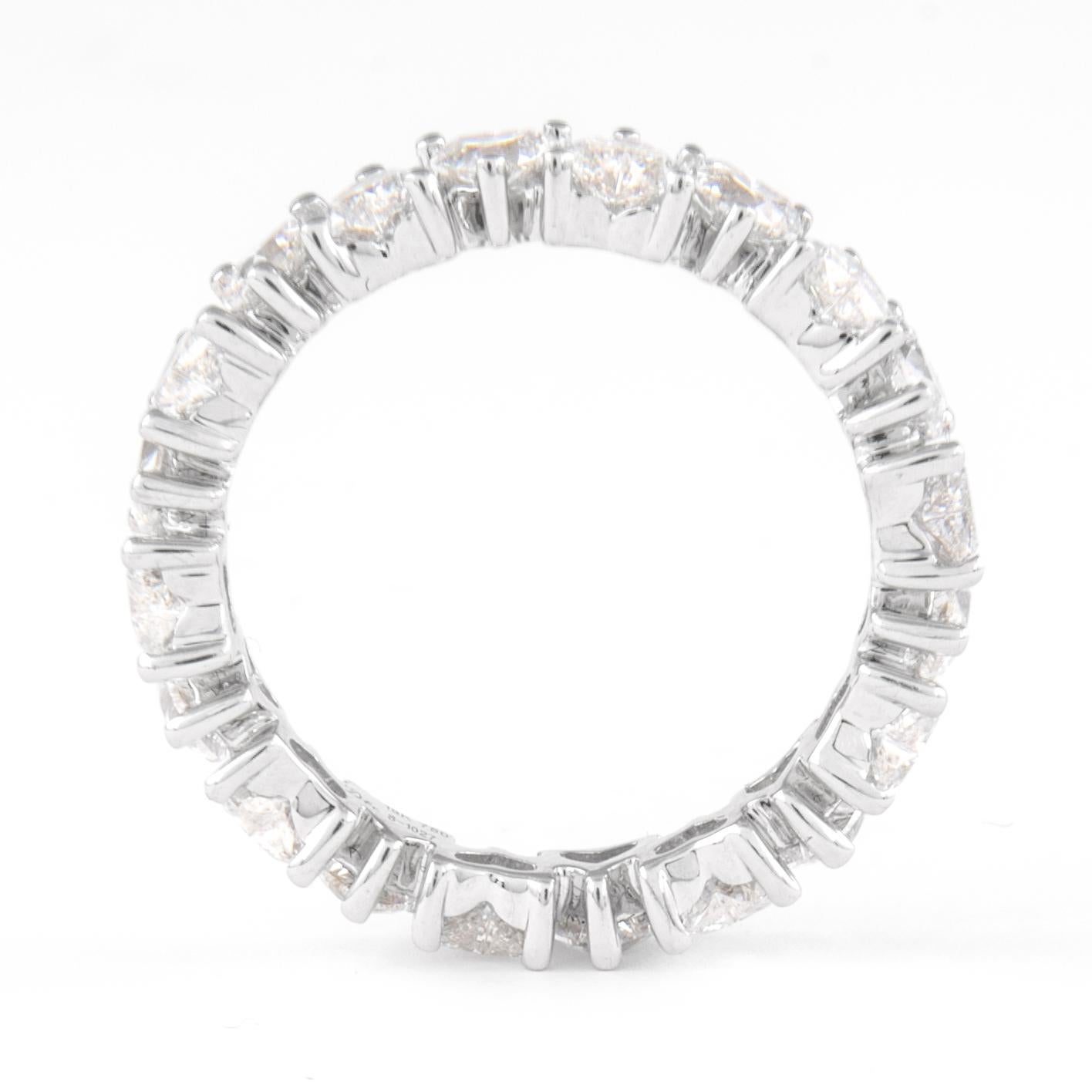Alexander 2.82 Karat Herz Diamant D-F VVS Eternity-Ring 18k Weißgold (Herzschliff) im Angebot
