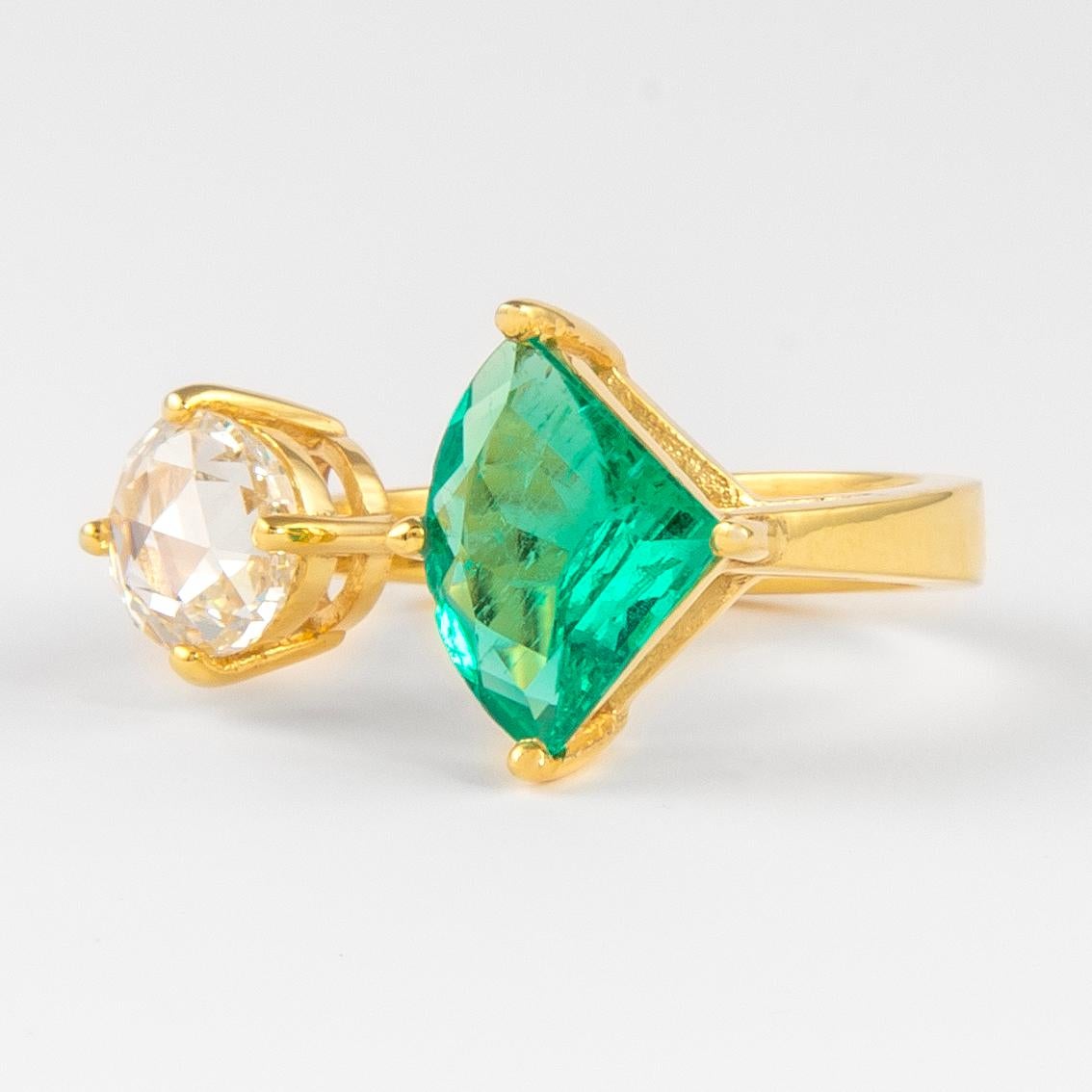 Moderno Alexander Beverly Hills 3,11ct Toi Et Moi Anello con smeraldo e diamante taglio rosa 18k in vendita