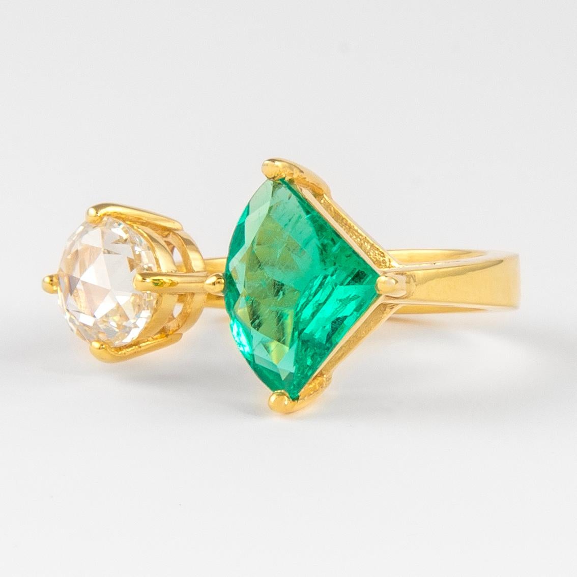 Modern Alexander 3.11 Carat Toi Et Moi Emerald & Rose Cut Diamond Ring 18k Yellow Gold For Sale