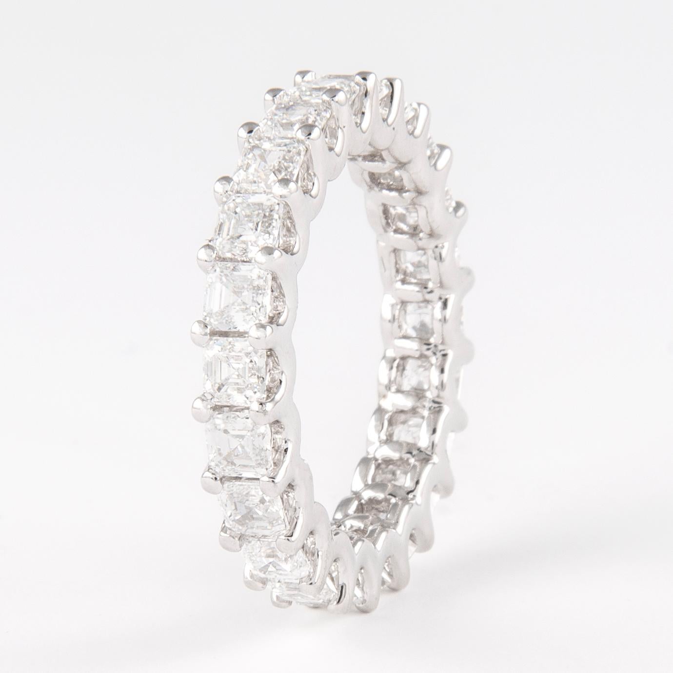 Alexander 3,22 Karat Asscher-Schliff Diamant D-F VVS Eternity-Ring Platin (Moderne) im Angebot