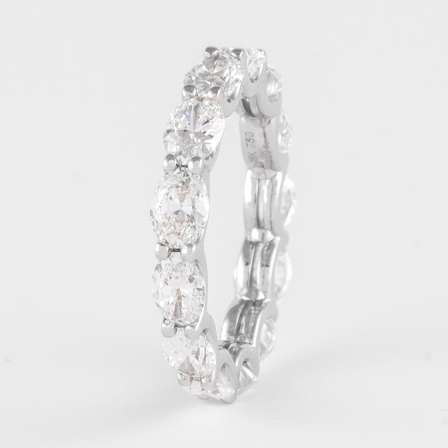 Modern Alexander Beverly Hills 3.23ct Oval Cut Diamond East West Eternity Band 18k S-5 For Sale