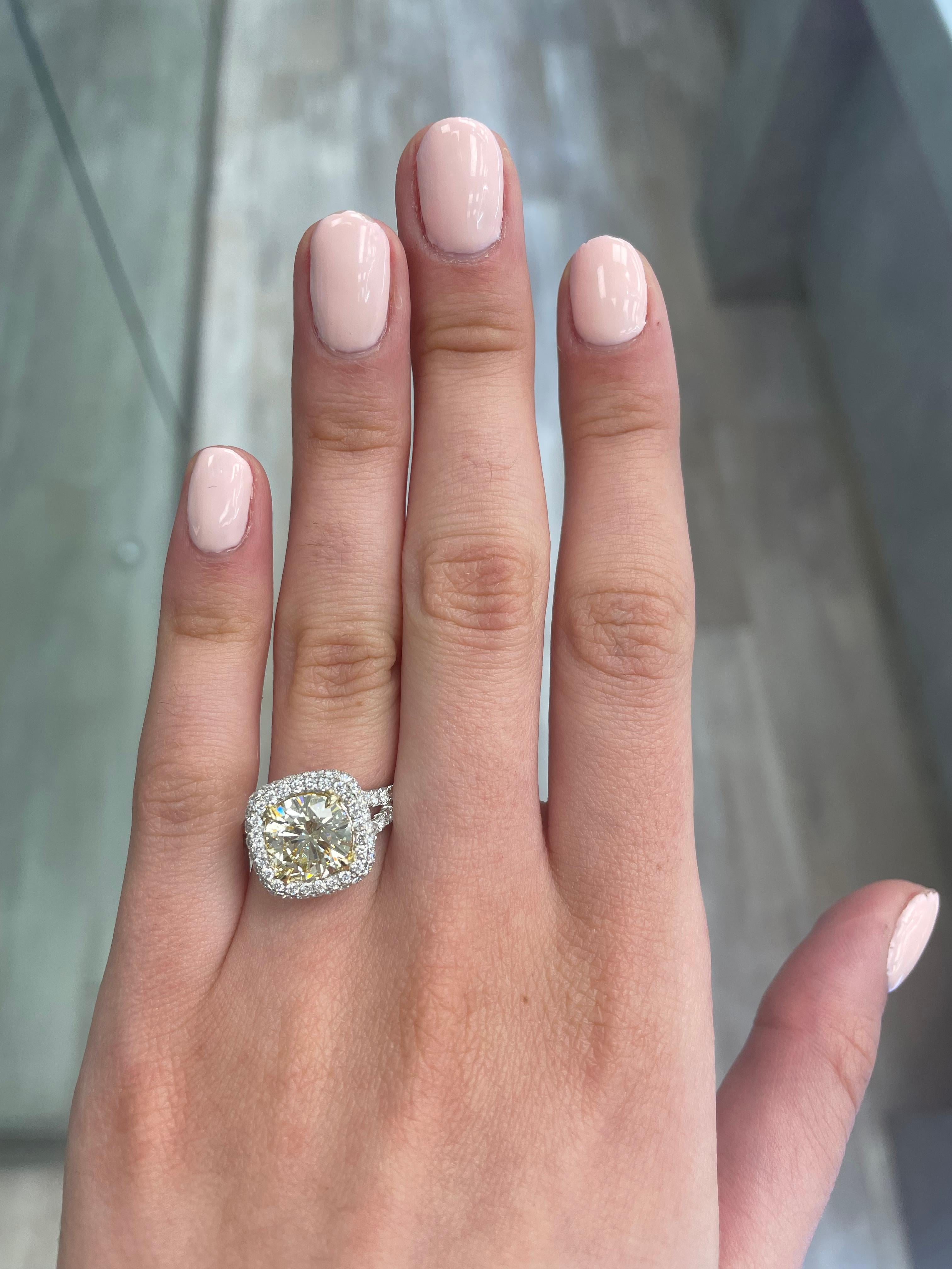 Atemberaubender moderner EGL-zertifizierter gelber Diamant mit Halo-Ring, zweifarbiges 18k Gelb- und Weißgold, geteilter Schaft. Von Alexander Beverly Hills
3,37 Karat Gesamtgewicht der Diamanten.
2,63 Karat rund geschliffener Diamant von hellgelber