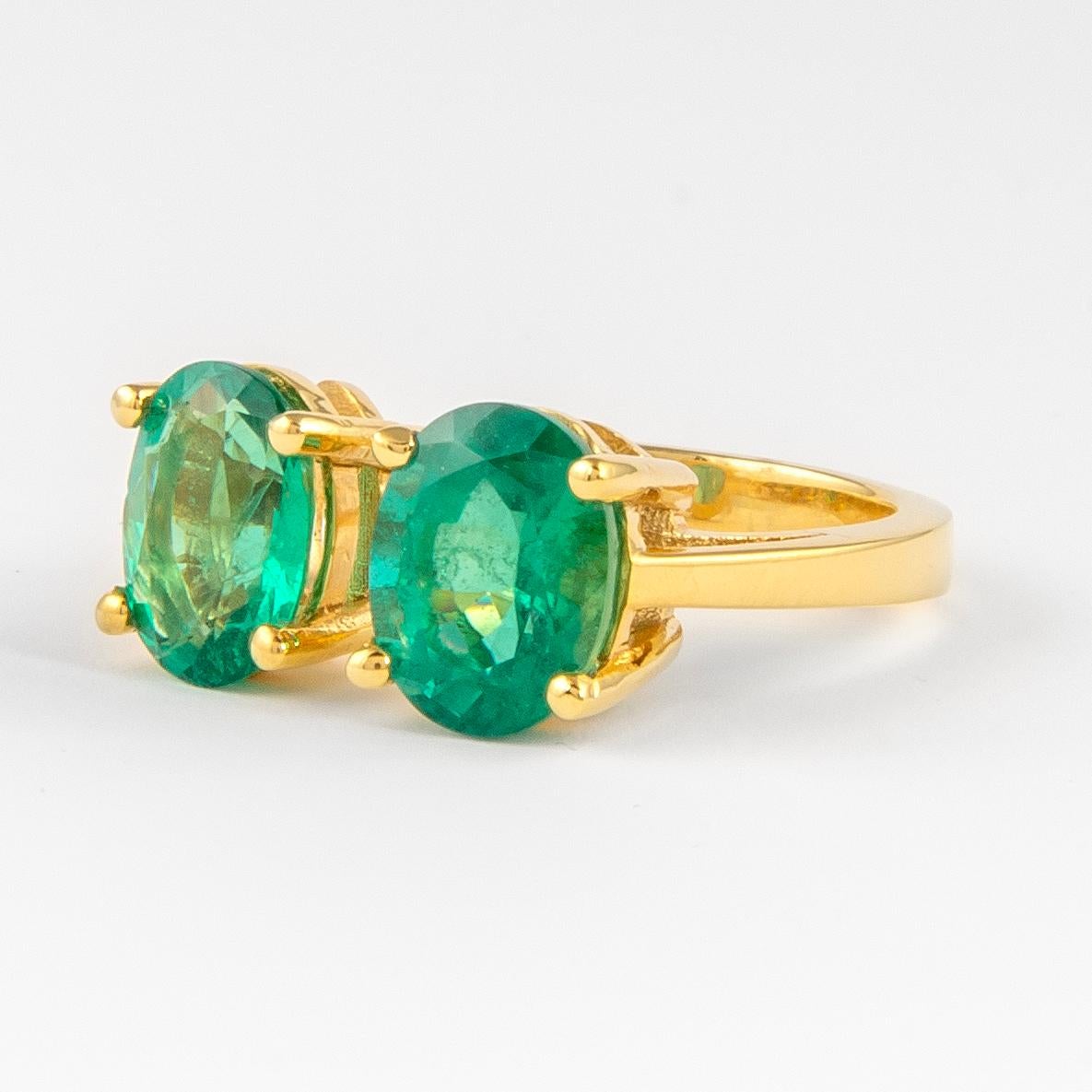 Moderne Alexander 3.78 Carat Toi Et Moi Emerald Ring 18k Yellow Gold en vente