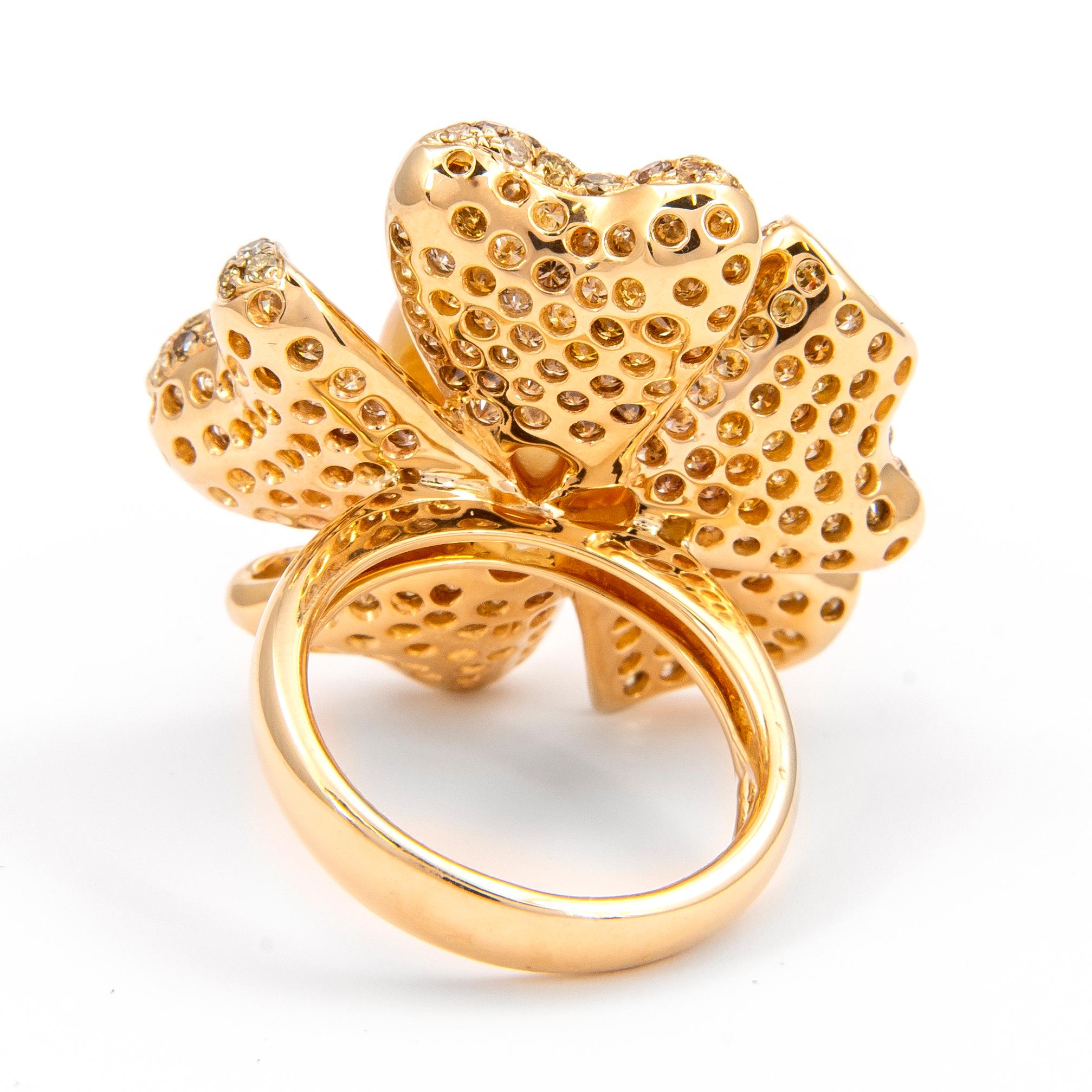 Alexander 3,87ct Multi-Color Diamant & Perle Floral Ring Gelbgold (Rundschliff) im Angebot
