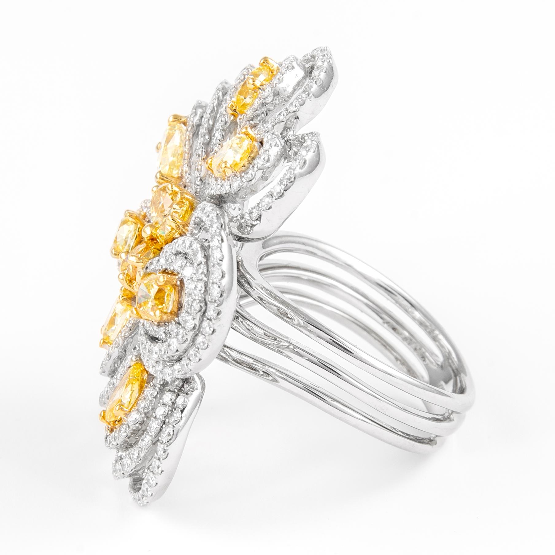 Taille poire Alexander Bague à fleurs en or bicolore 18 carats avec diamants jaunes de 3,97 carats en vente