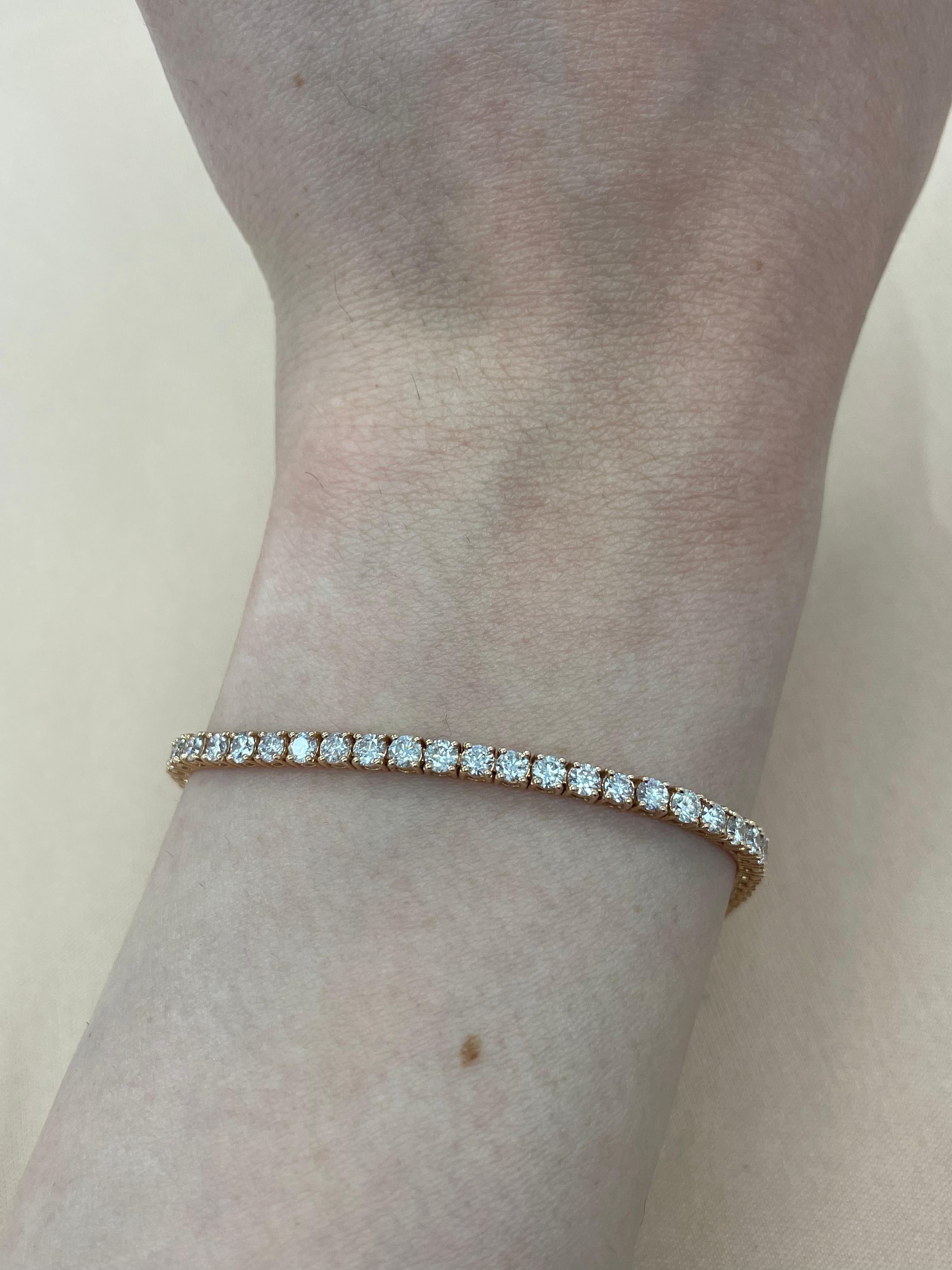 Squisito e intramontabile bracciale tennis con diamanti, firmato Alexander Beverly Hills.
63 diamanti tondi taglio brillante, per un totale di 4,05 carati. Colore Very Light Pink (sembra un normale diamante bianco nella montatura) e purezza SI.
