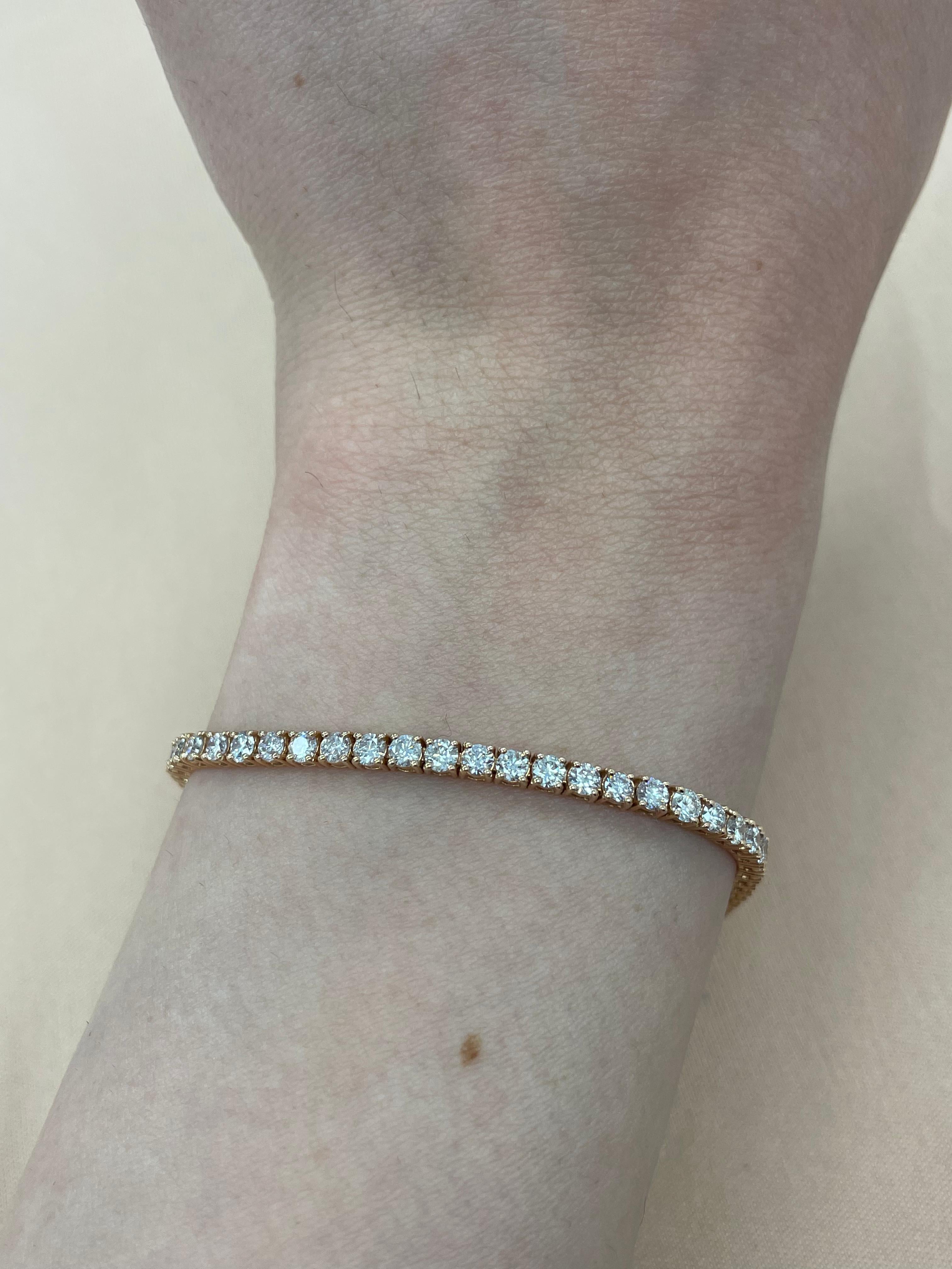 Exquisites und zeitloses Diamanten-Tennisarmband, von Alexander Beverly Hills.
63 runde Brillanten, insgesamt 4,05 Karat. Ungefähr sehr hellrosa Farbe (sieht in der Fassung wie ein normaler weißer Diamant aus) und SI-Reinheit. Vier Zacken in 14k