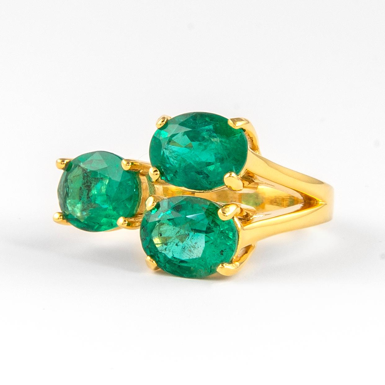 Modern Alexander 4.49 Carat Toi Et Moi Emerald Ring 18k Yellow Gold For Sale