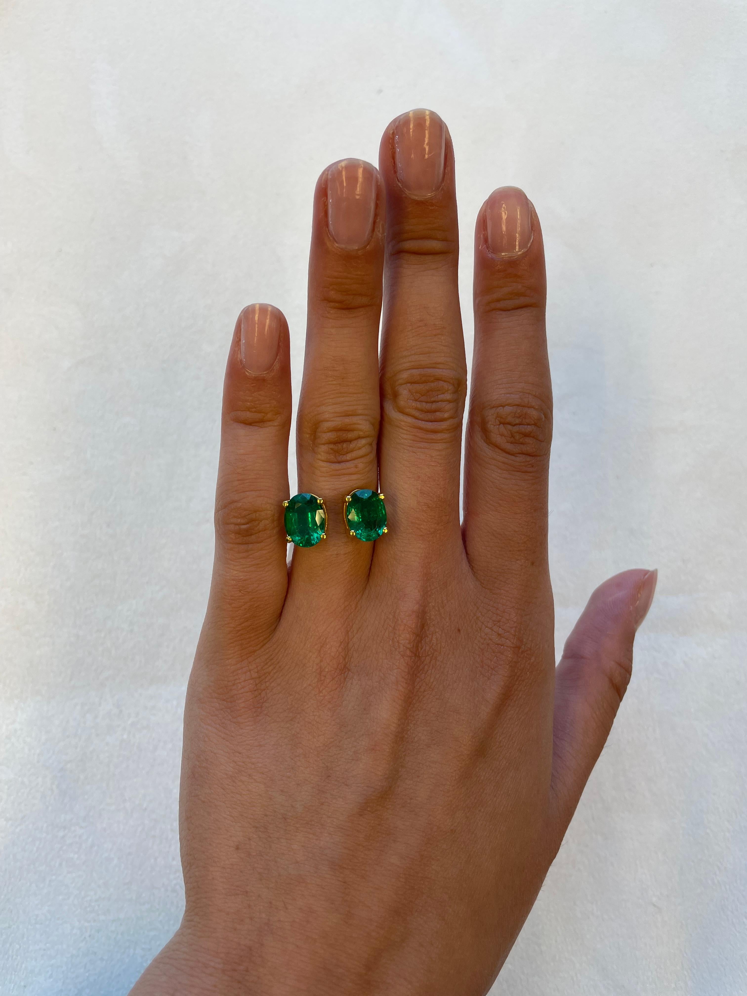 Stunning modern floating emerald and diamond toi et moi ring. By Alexander Beverly Hills.
2 oval emeralds, 4.60 carats apx F2. 18-karat yellow gold, 5.54 grams, current ring size 6.5.
Accommodated with an up-to-date appraisal by a GIA G.G. once