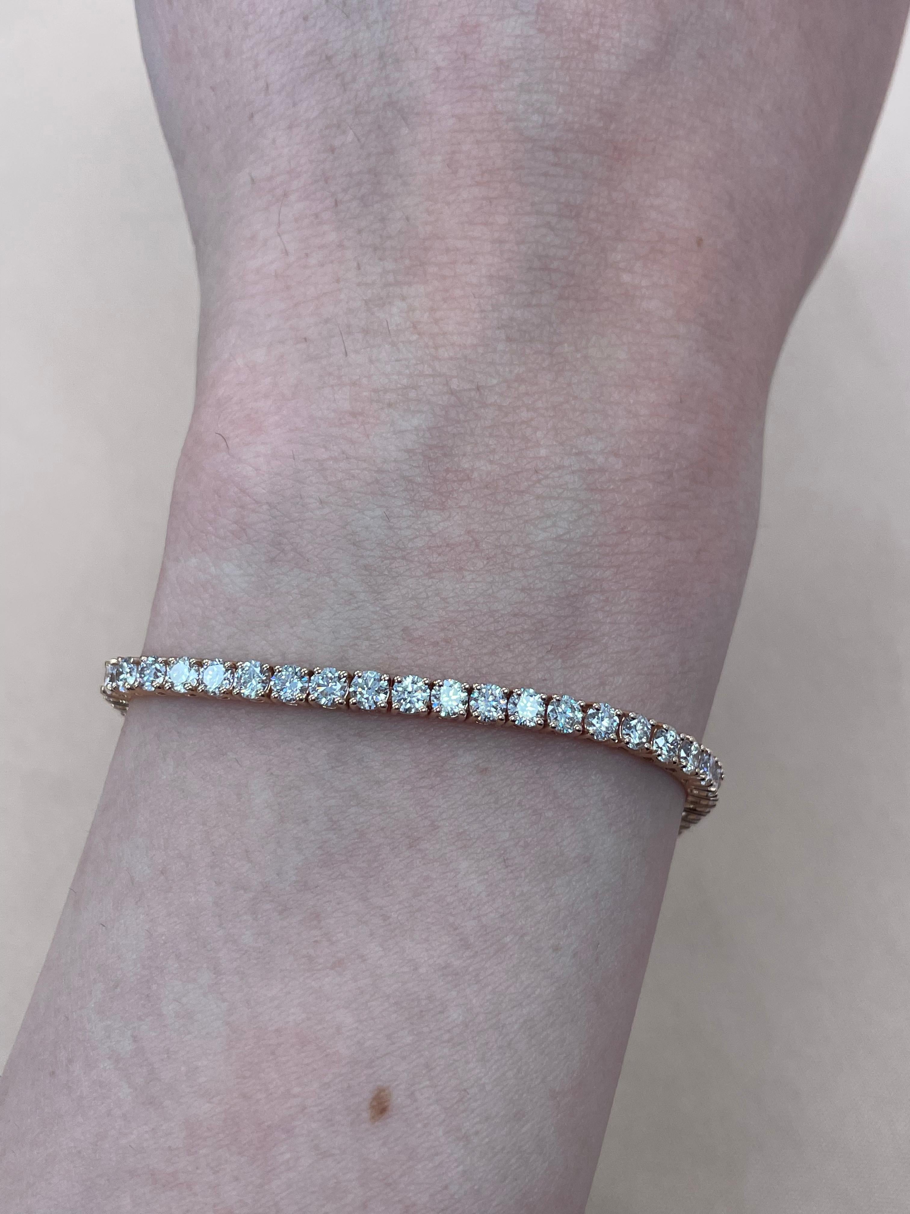 Exquisite and timeless diamonds tennis bracelet, by Alexander Beverly Hills.
59 round brilliant diamonds, 5.61 carats total. Approximately Very Light Pink color (looks like regular white diamonds in mounting) and VS2/SI1 clarity. Four prong set in