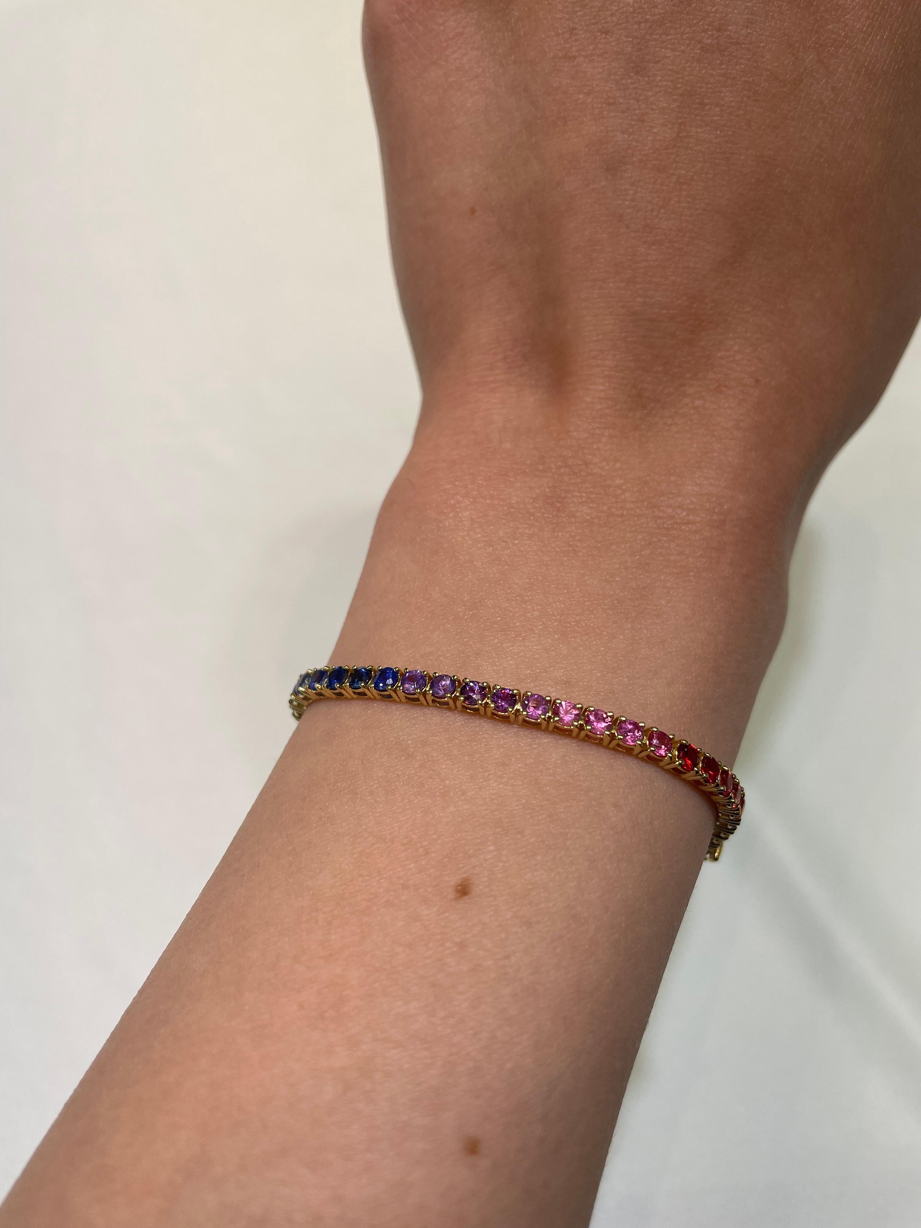 Exquisites und perfekt abgestuftes Regenbogen-Tennisarmband mit mehrfarbigen Saphiren von Alexander Beverly Hills.
57 runde Saphire, insgesamt 5,66 Karat. Vier Zacken in 18k Gelbgold gefasst, 8,56 Gramm, 7 Zoll.
Untergebracht mit einer aktuellen