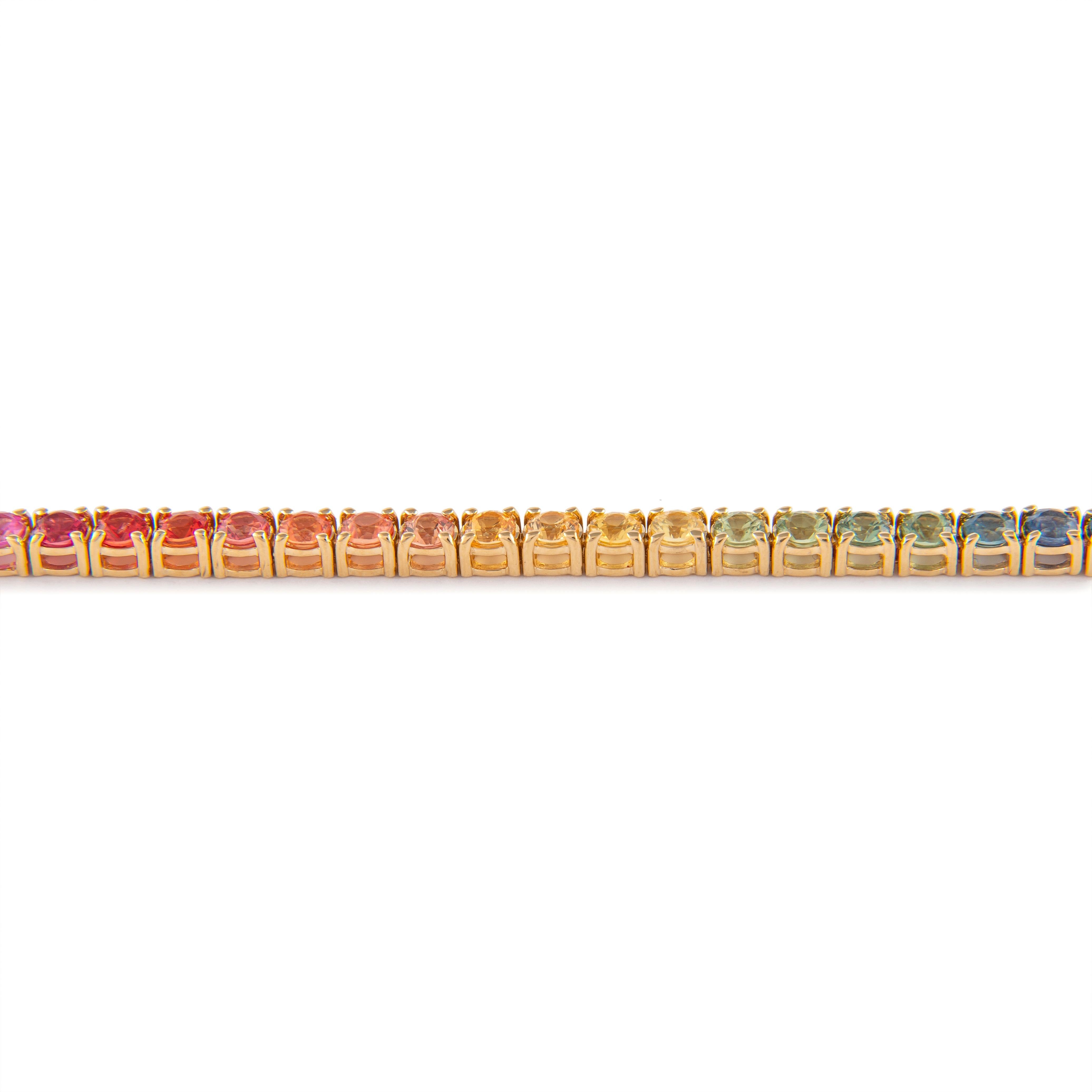 Alexander Alexander: Tennisarmband aus 18 Karat Gelbgold mit 5,66 Karat Regenbogen-Saphir (Rundschliff)