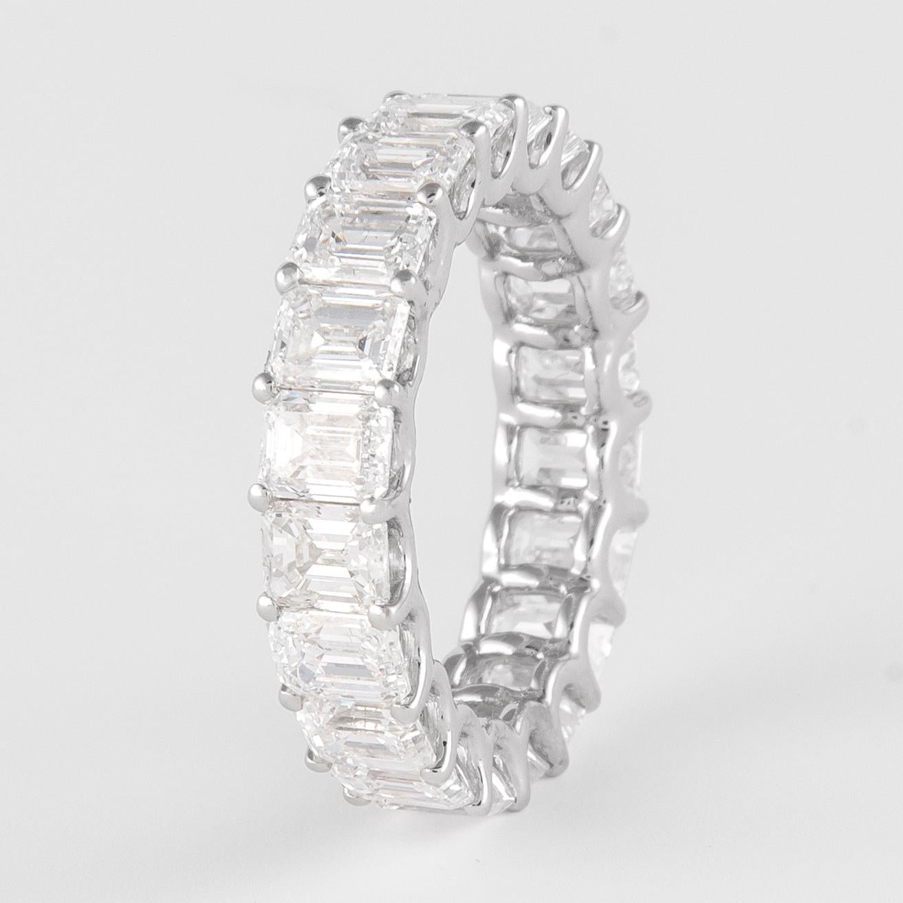 Alexander Eternity-Ring aus 18 Karat Weißgold mit 5,86 Karat Diamanten im Smaragdschliff (Moderne) im Angebot