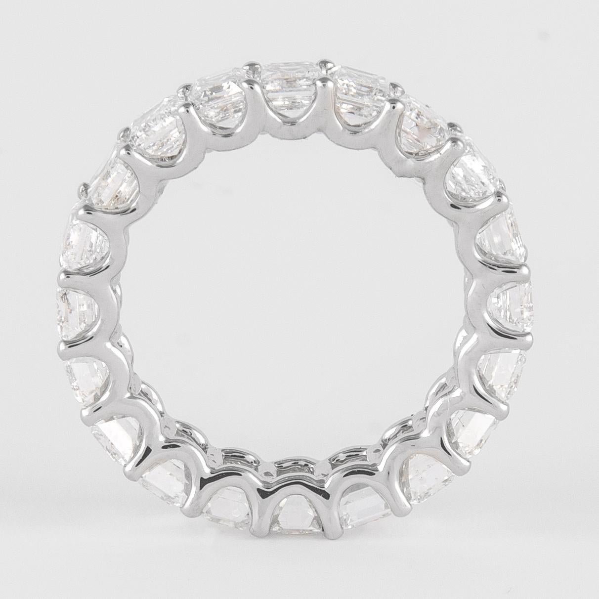 Taille émeraude Alexander, bague d'éternité en or blanc 18 carats avec diamants taille émeraude de 5,86 carats en vente