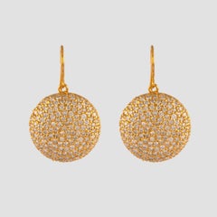Pendientes Alexander de oro amarillo de 18 quilates con cúpula y pavé de diamantes de 5,87 quilates