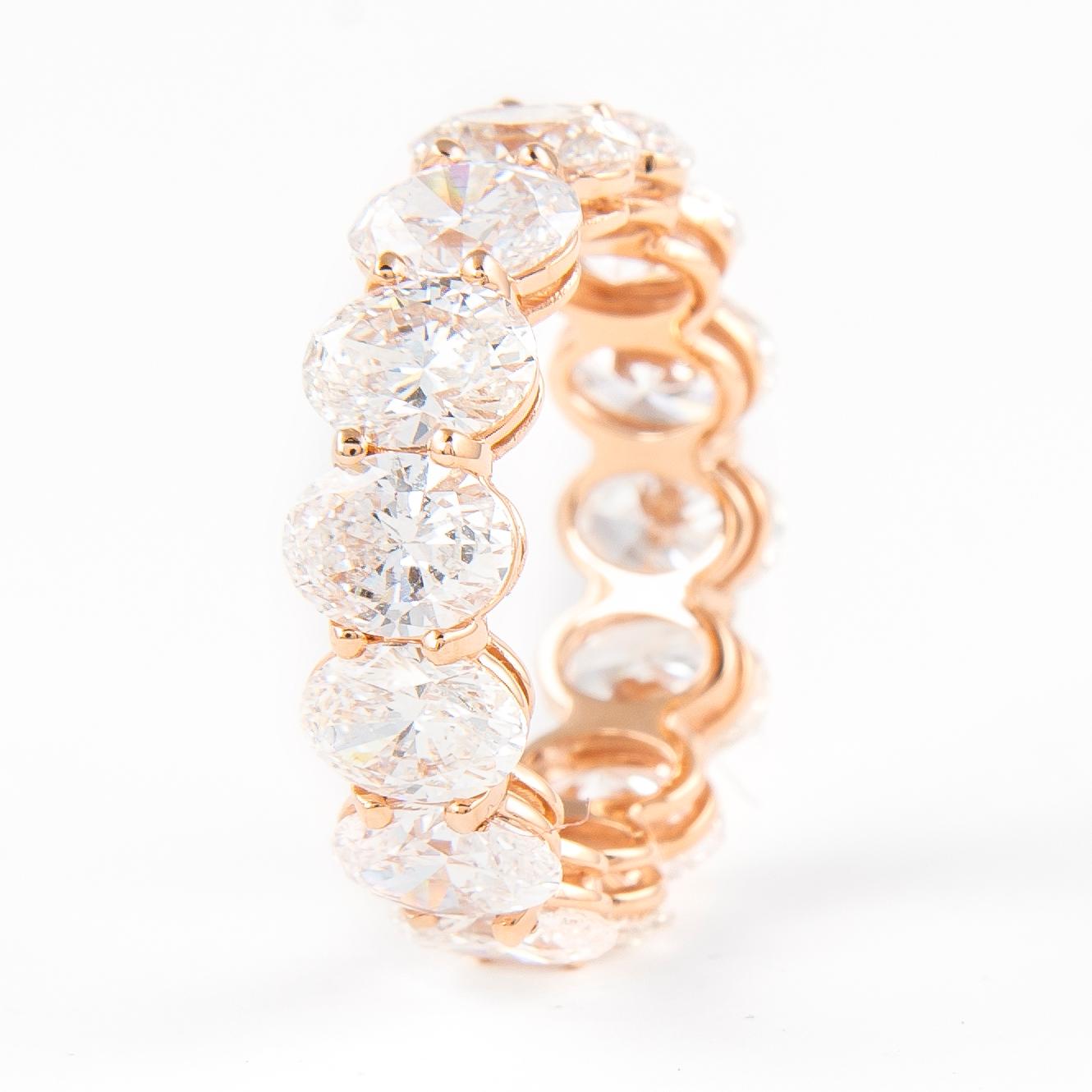Eternity-Ring aus 18 Karat Roségold mit 7,08 Karat ovalem Diamant (Moderne) im Angebot