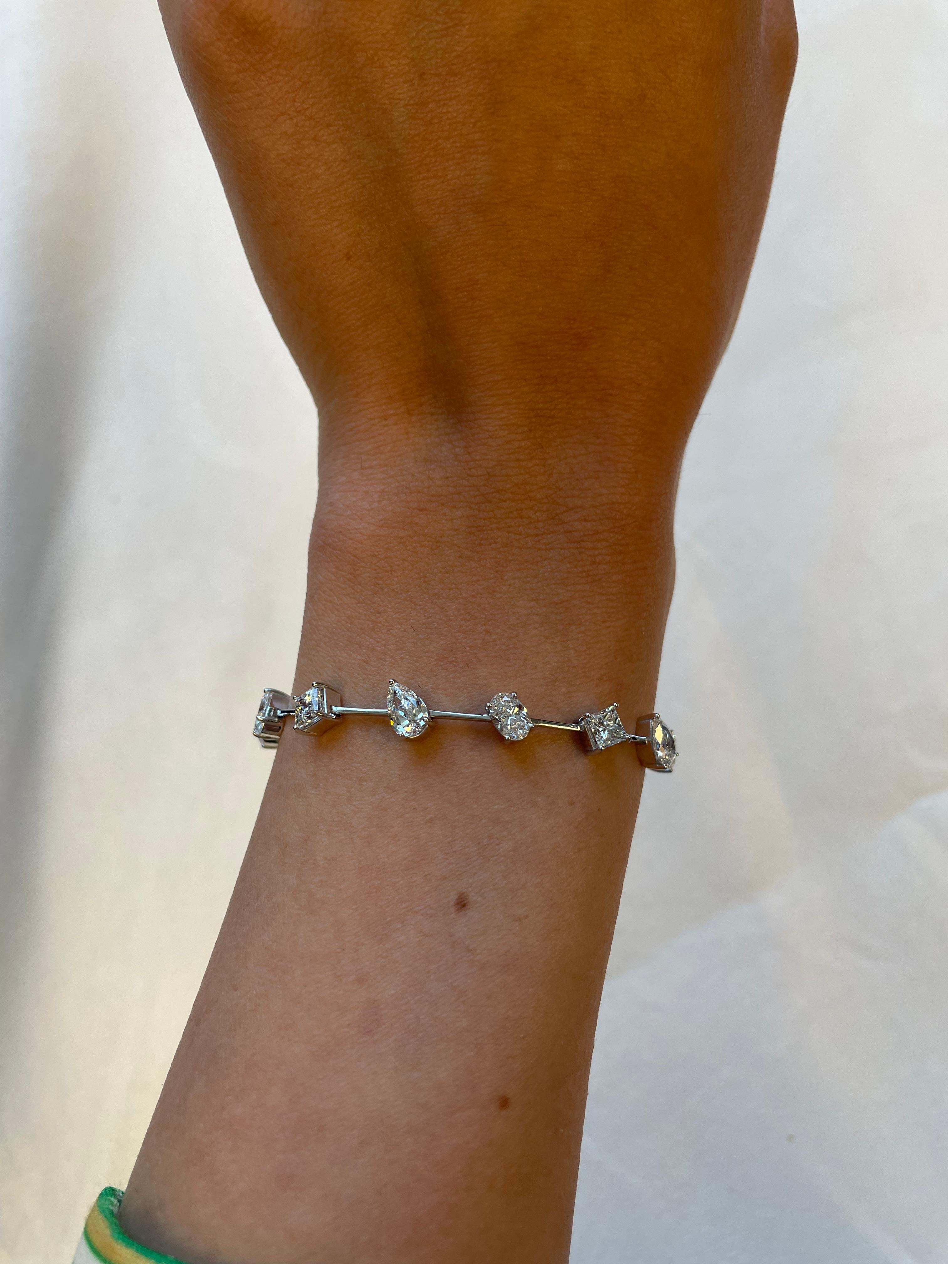 Superbe bracelet moderne à diamants mixtes, signé Alexander Beverly Hills.
15 diamants de forme poire, ovale et princesse, 7,52 carats (0,50ct en moyenne chacun). Couleur approximative G/H et clarté VS. or blanc 18 carats, 10,77 grammes, 7 pouces.